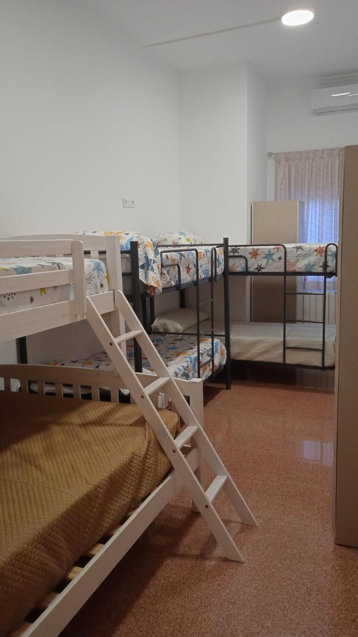 Dormitorio Compartido Mixto de 6 Camas