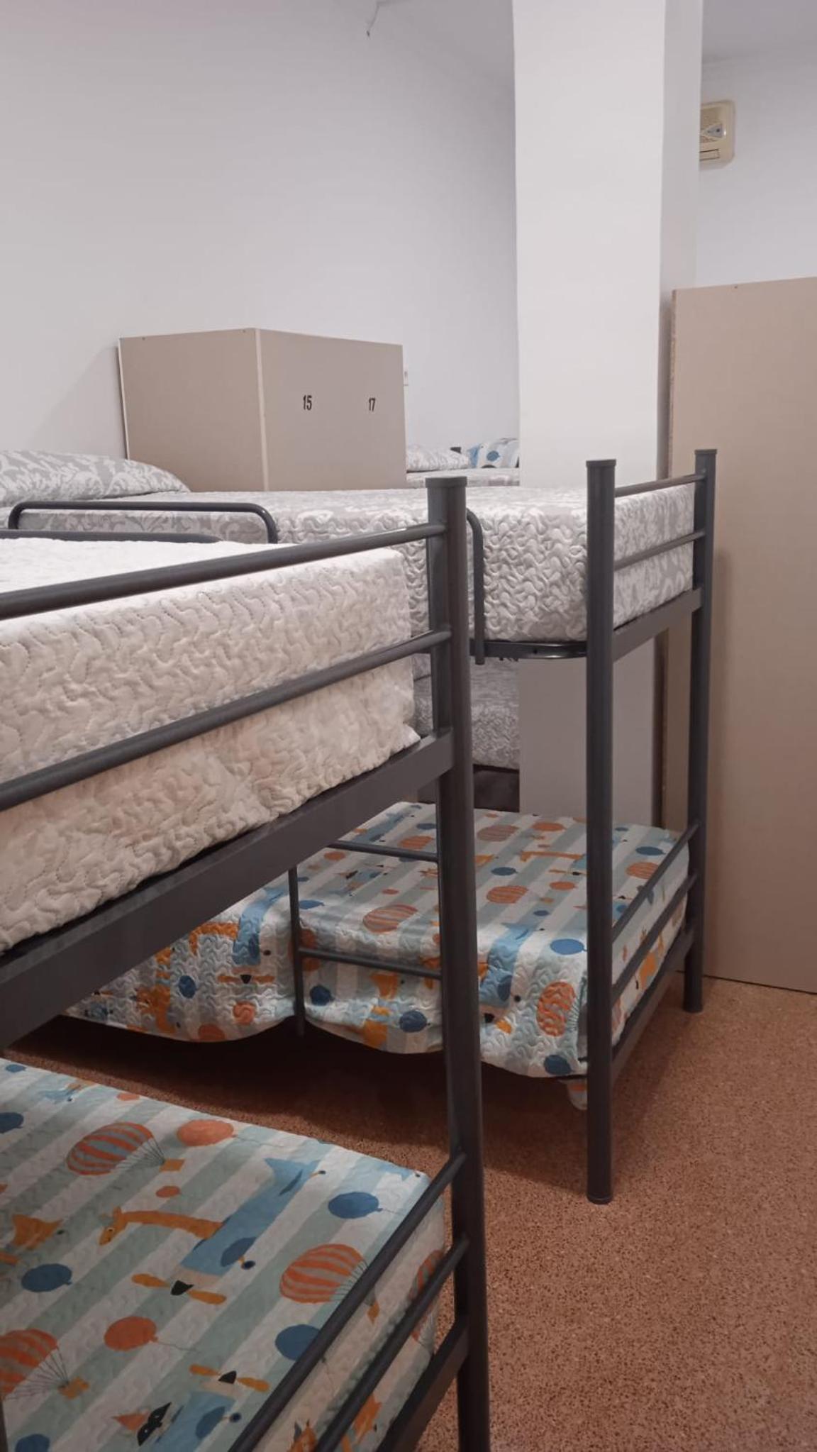 Habitación compartida mixta de 8 camas