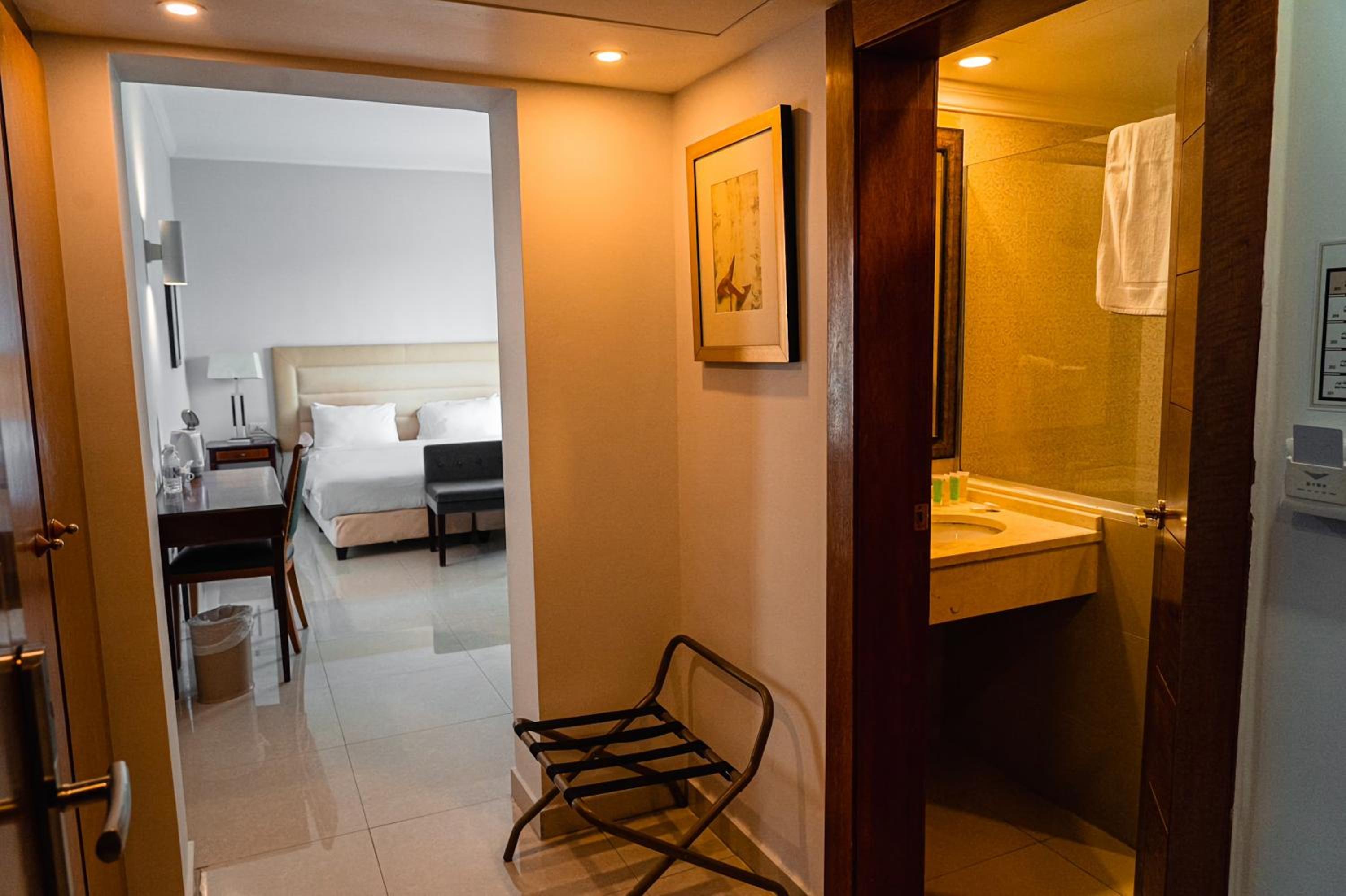 Standard King Room - Photo 8