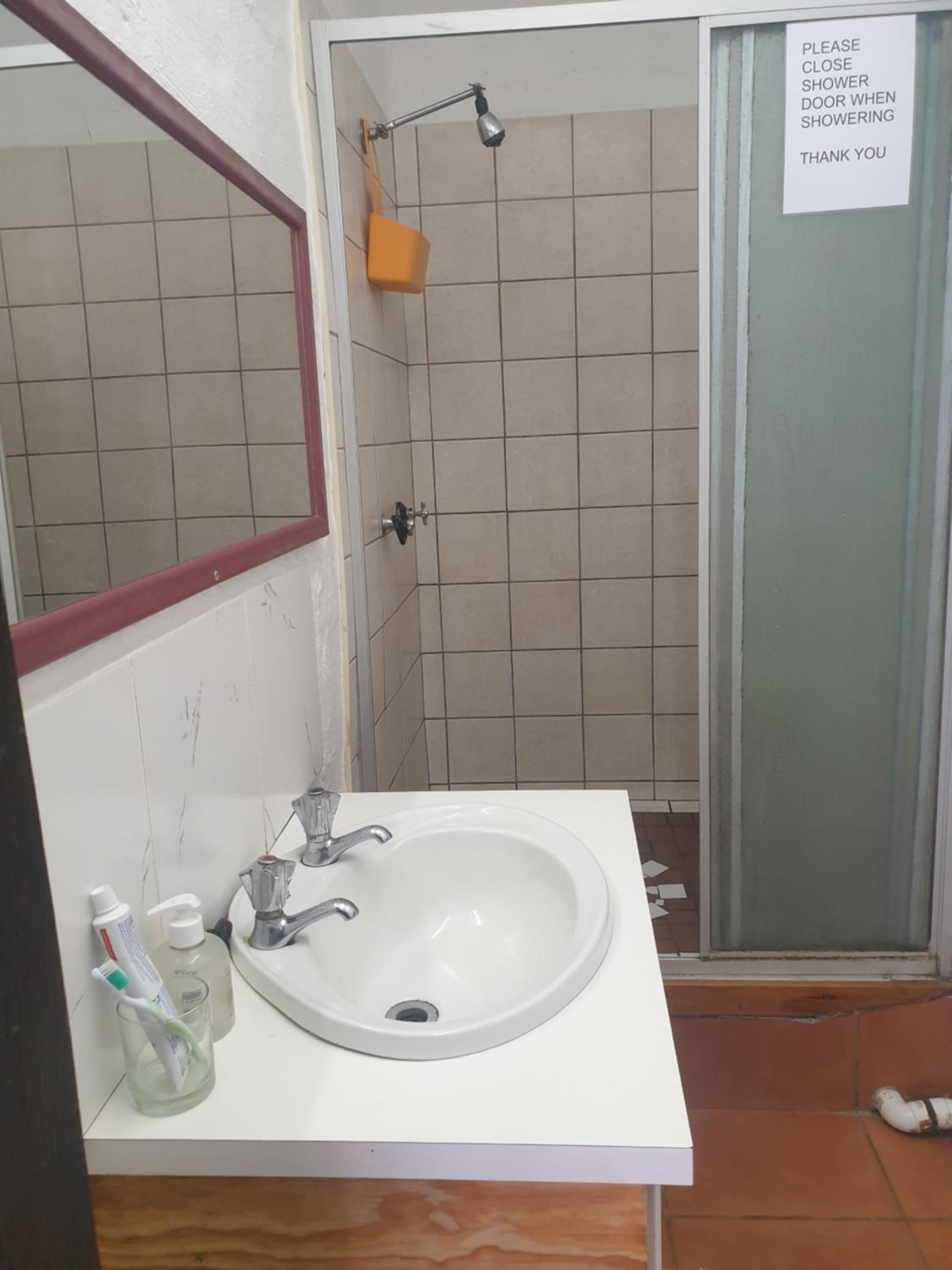 Double Room with Private Bathroom - Photo 2