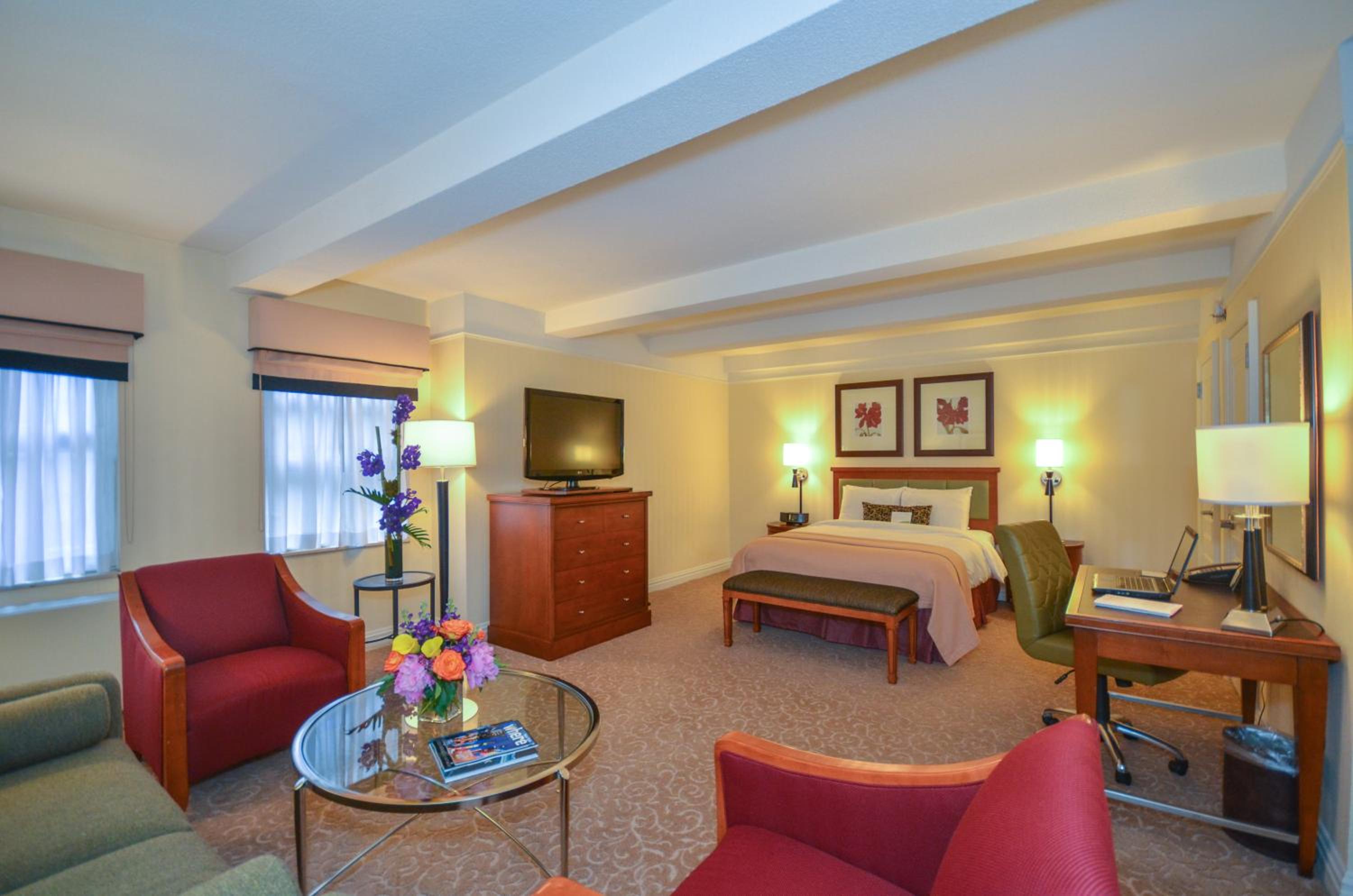 Executive Junior King Suite thumbnail 5