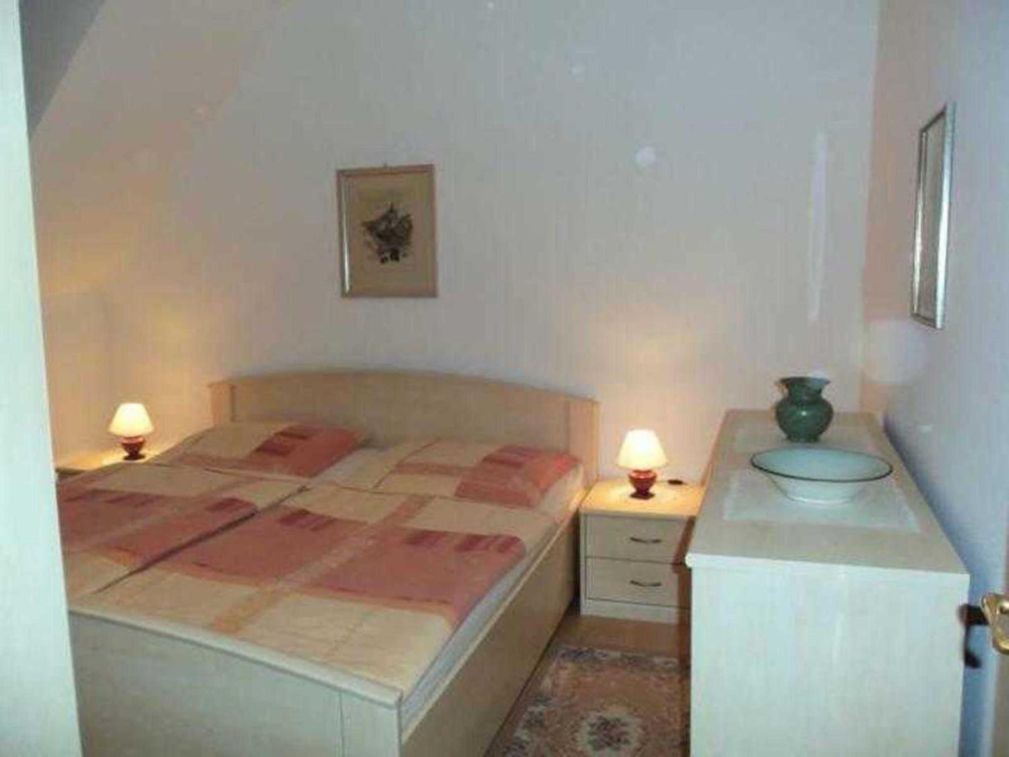 One-Bedroom Apartment with Shower photo 2