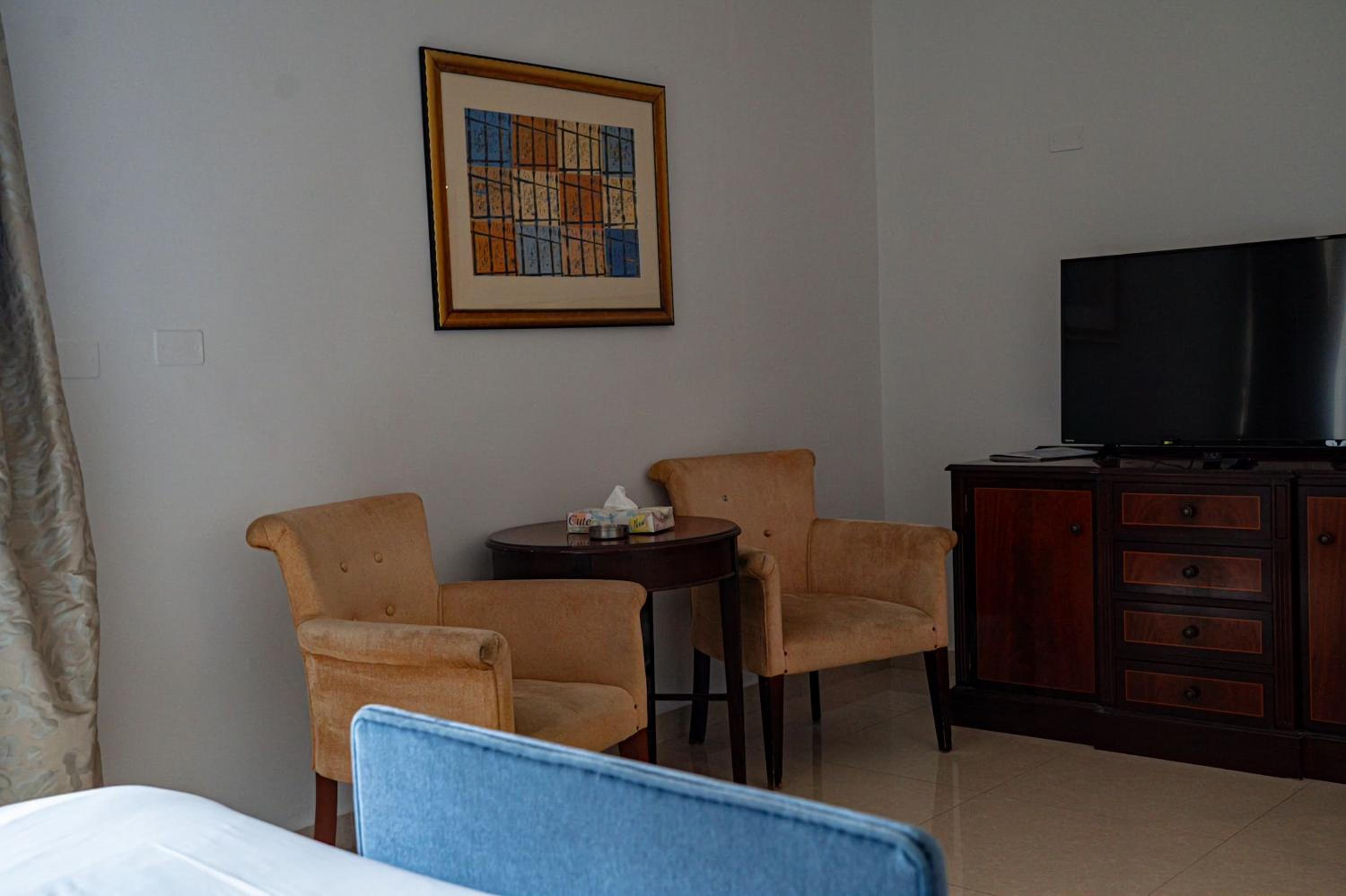 Standard King Room - Photo 6
