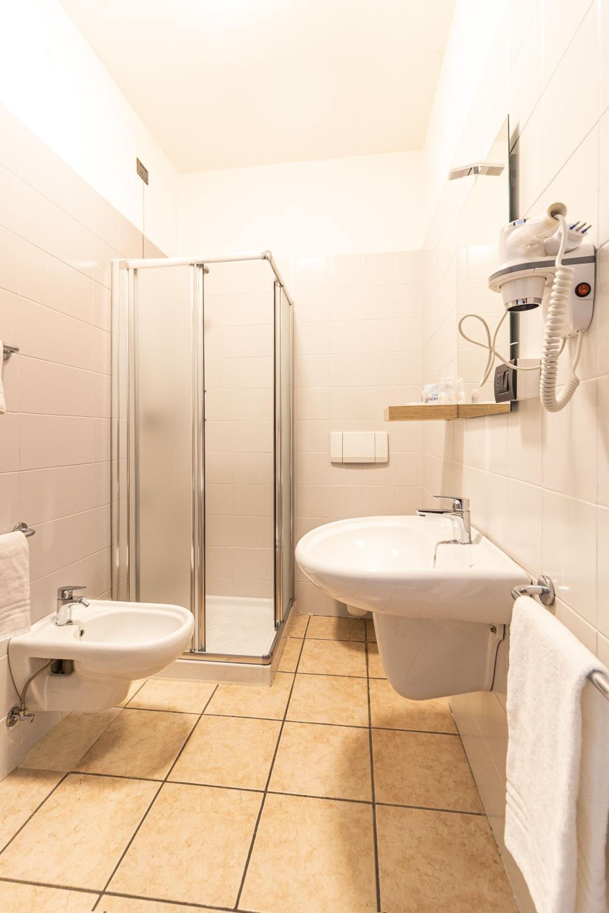 Standard Double or Twin Room - Photo 12