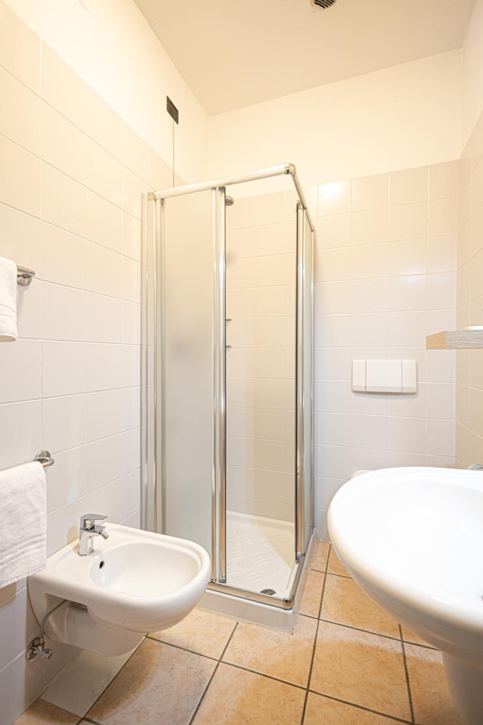 Standard Double or Twin Room - Photo 13