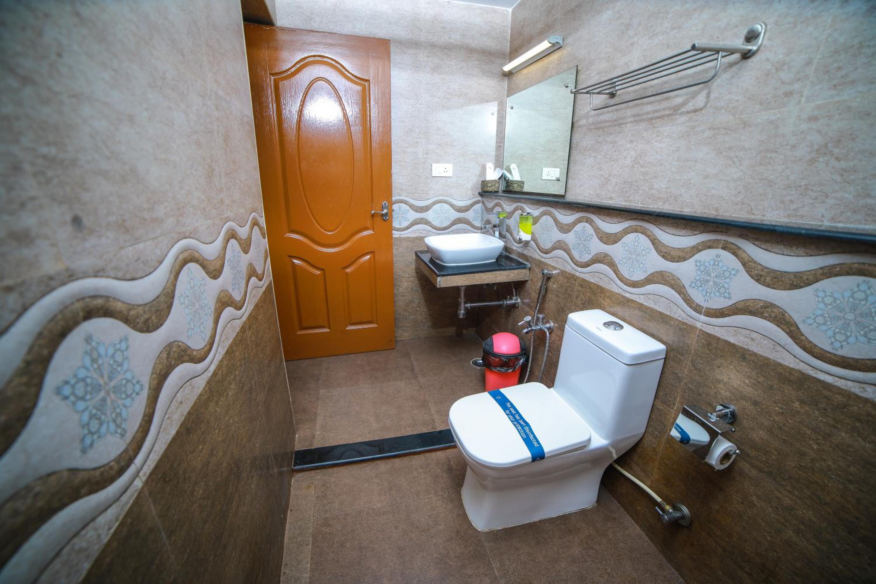 Deluxe King Room - Photo 8
