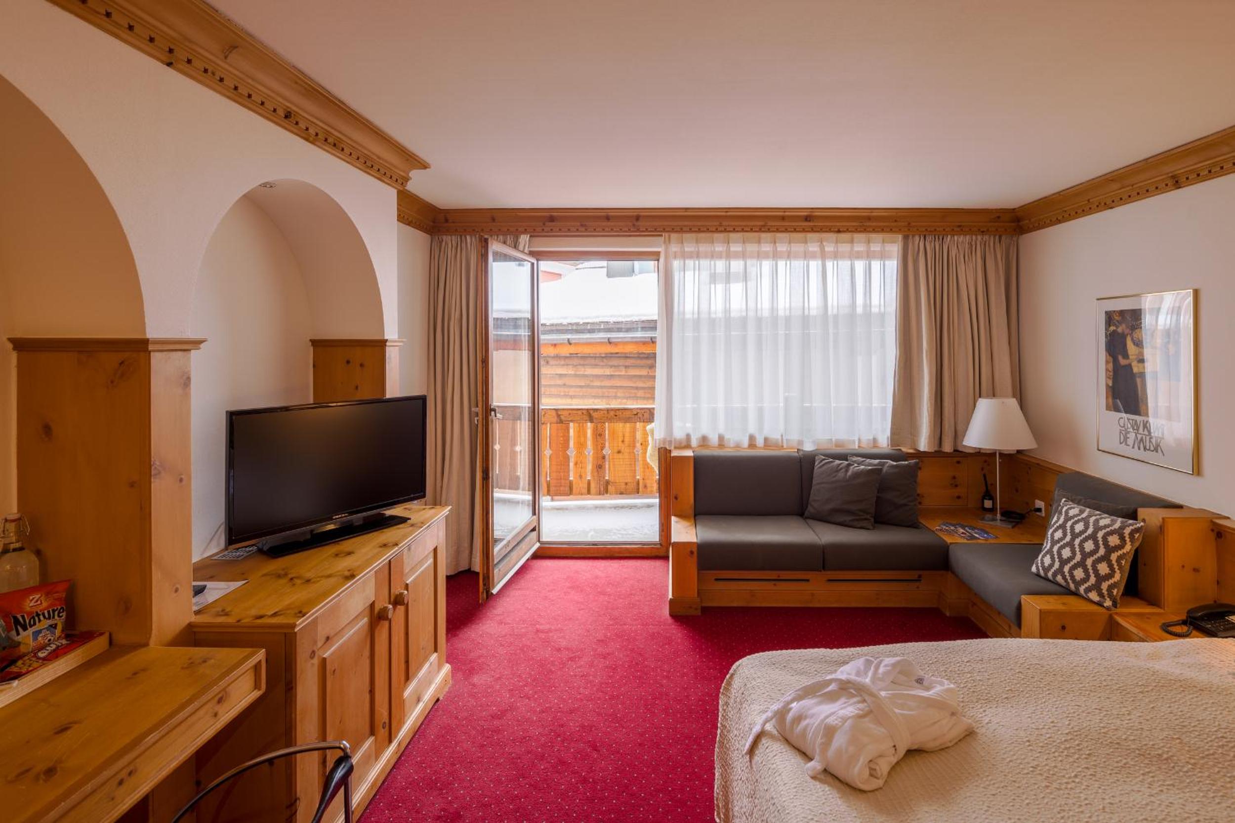 Deluxe Double Room with Balcony - Photo 1