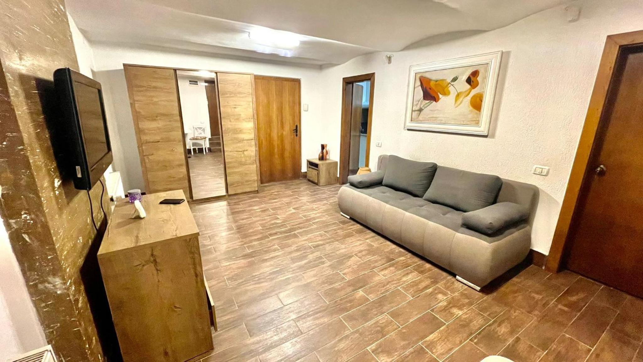 One-Bedroom Apartment photo 1