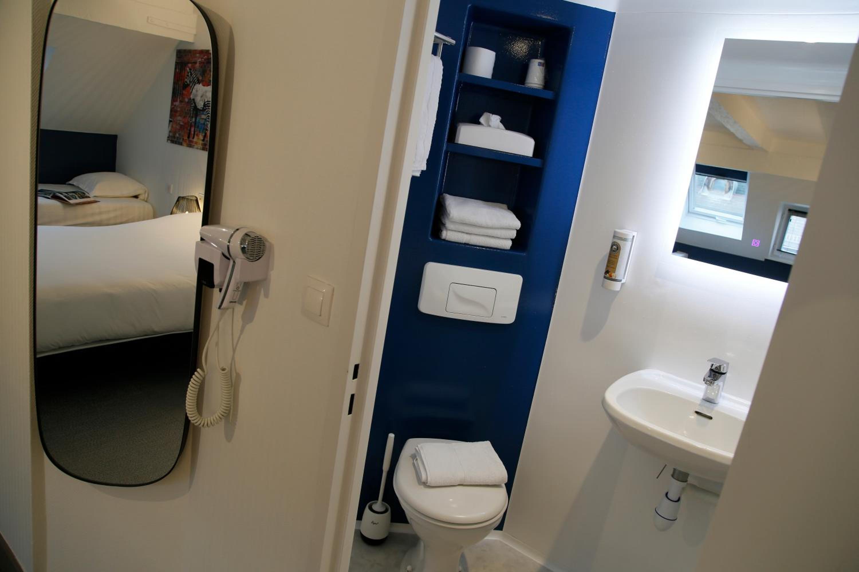 Economy Triple Room - Photo 6