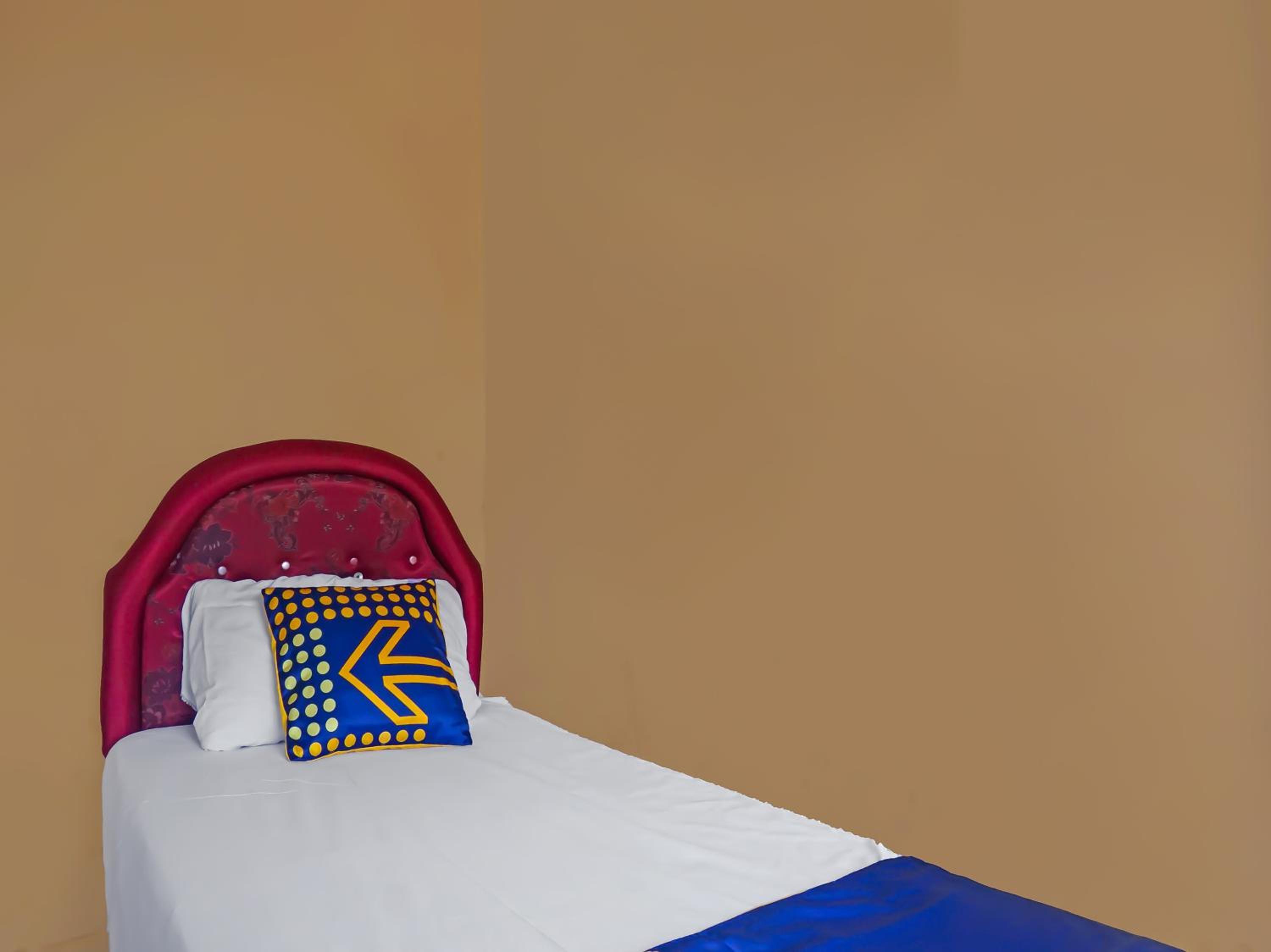Economy Twin Room photo 3