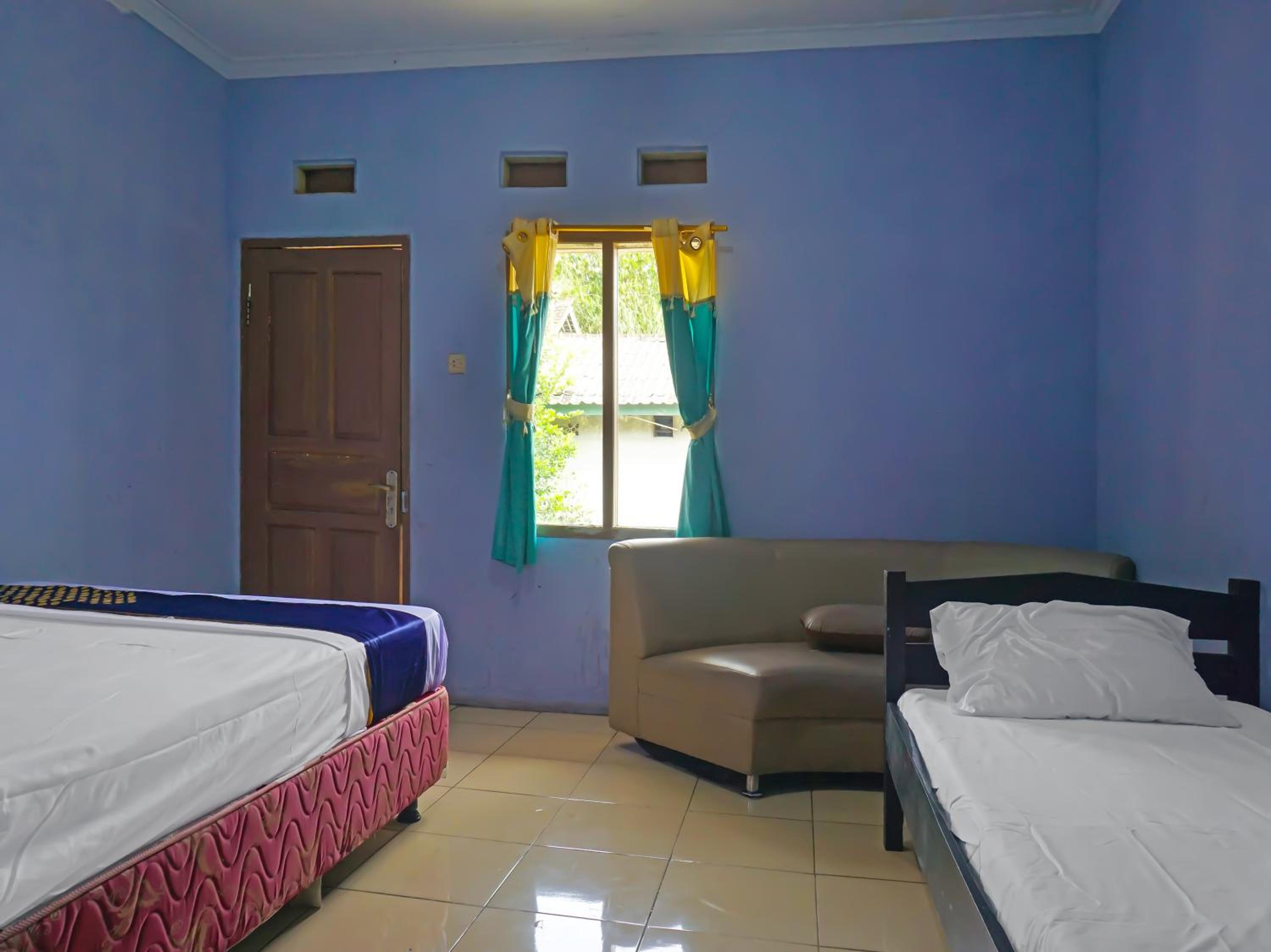 Economy Triple Room photo 3