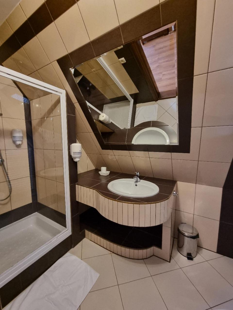 Classic Triple Room - Photo 17