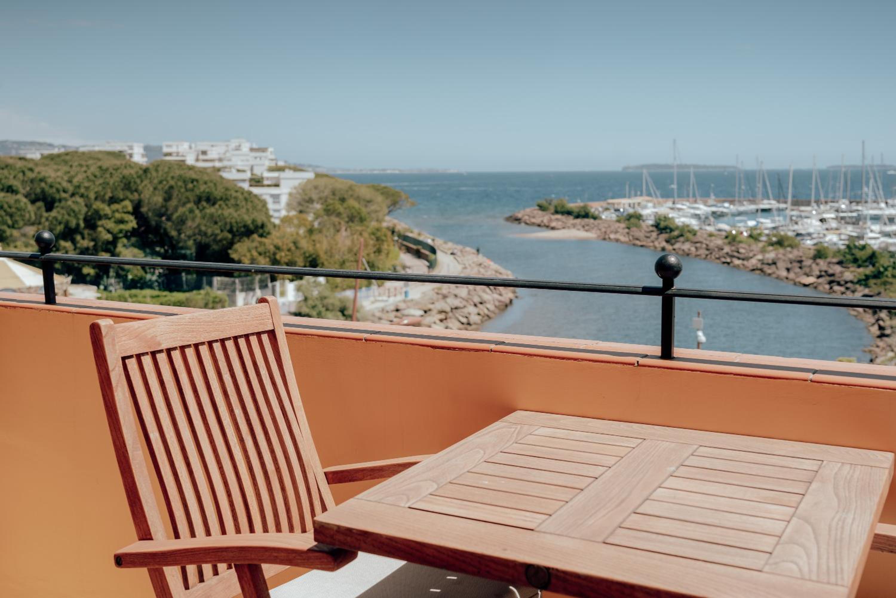 Deluxe Double Room with Balcony and Sea View - Photo 5