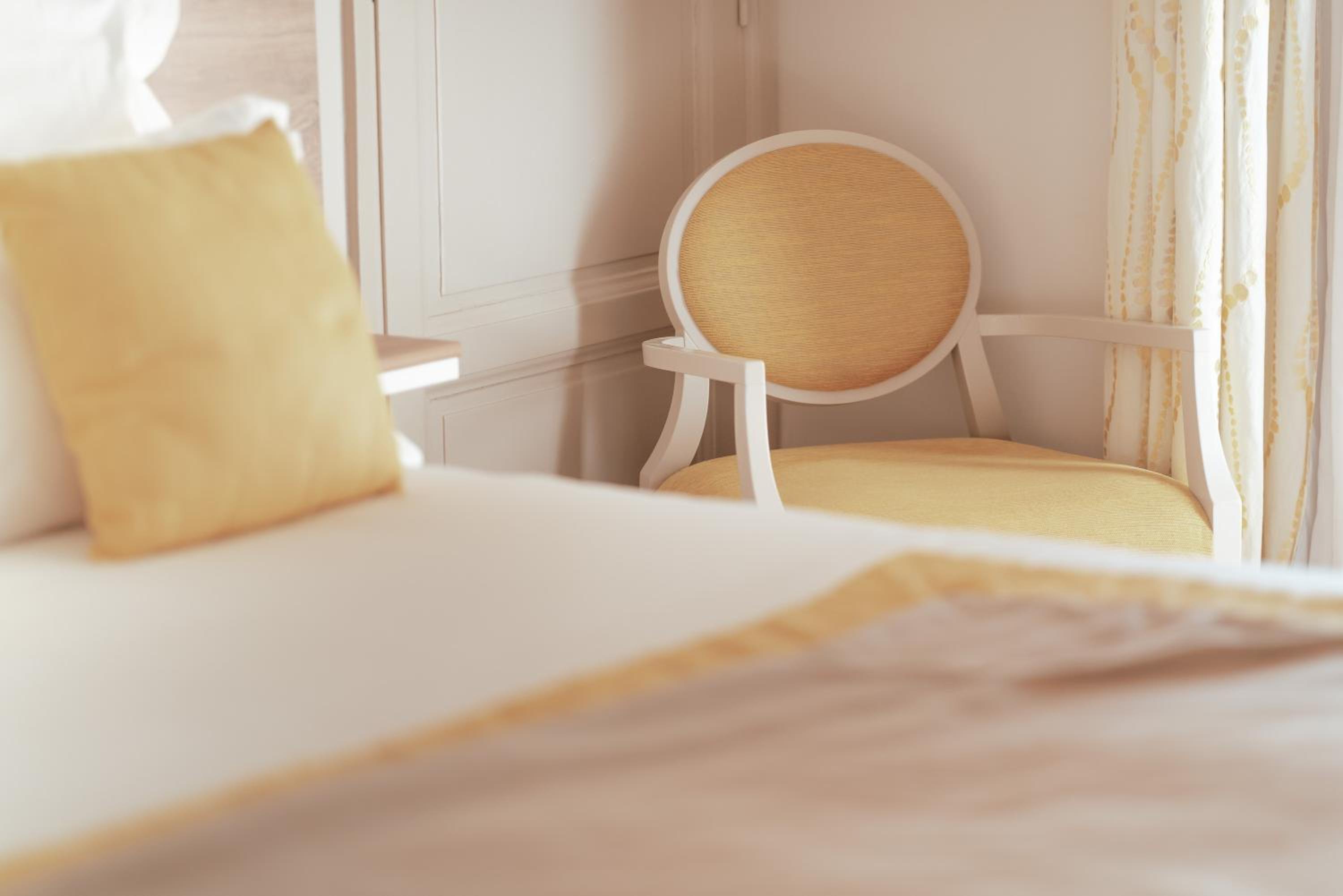 Superior Room with Balcony - Photo 8