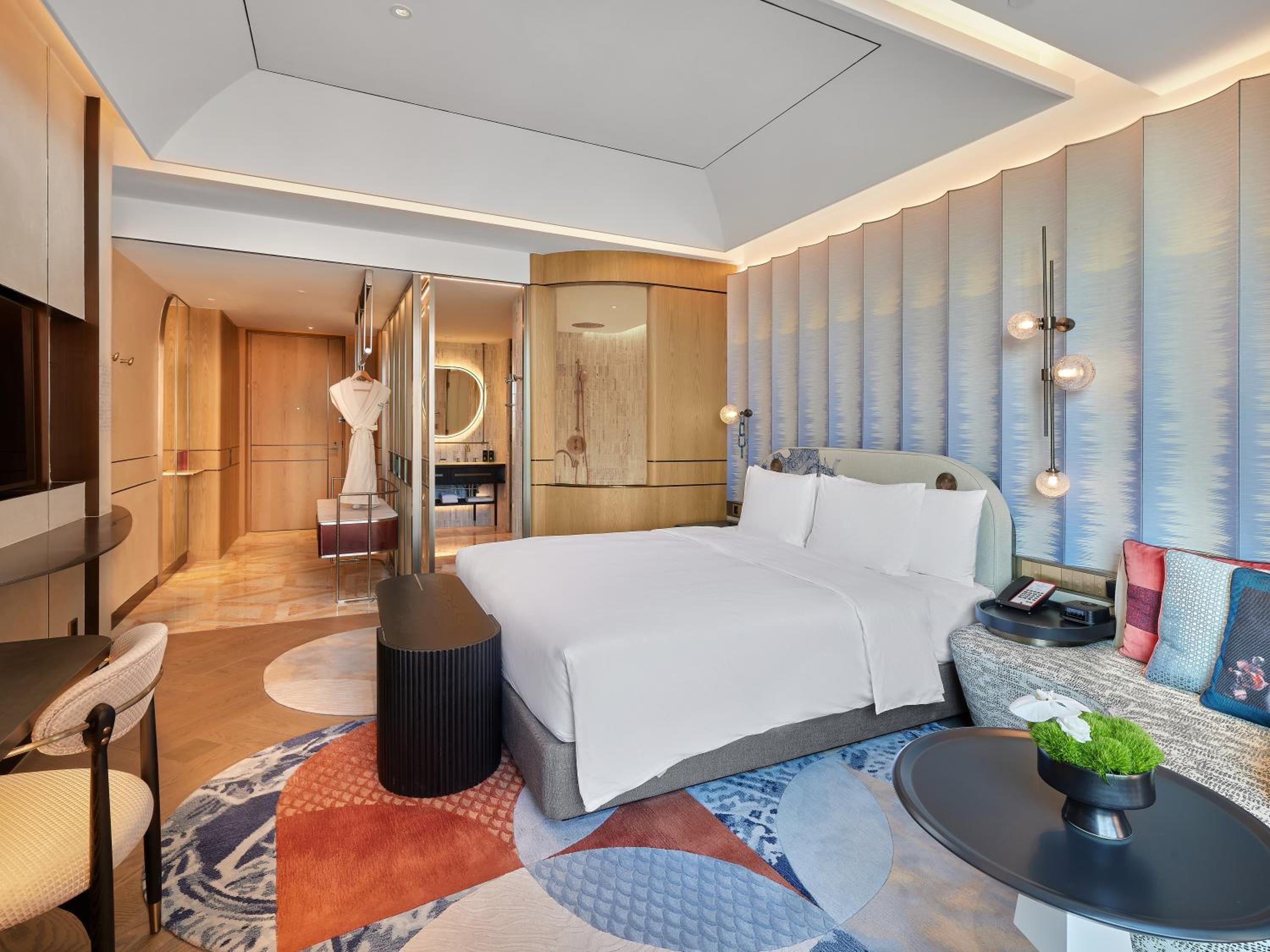 Standard King Room with Lake View - Photo 3