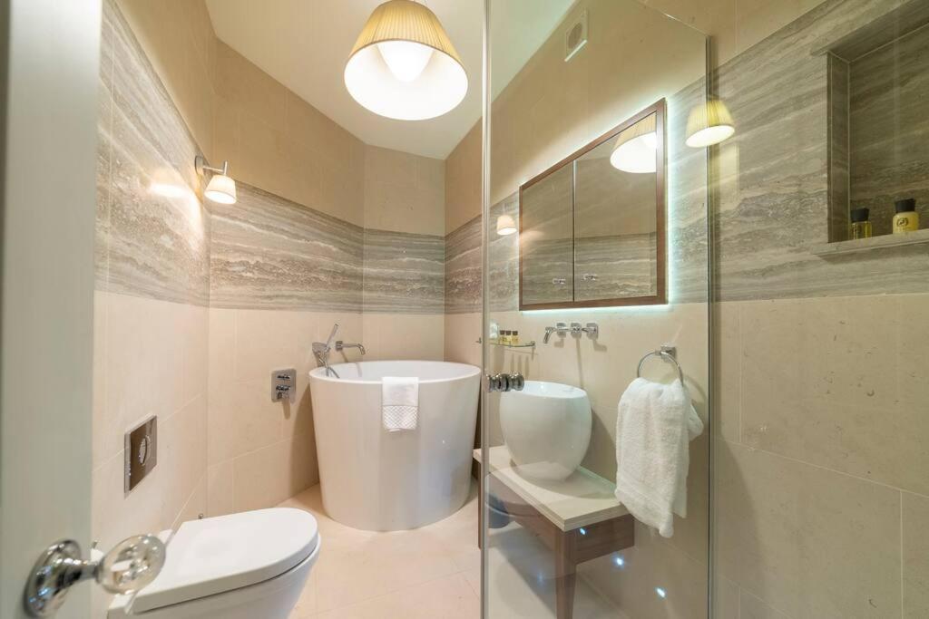Three-Bedroom Apartment photo 2