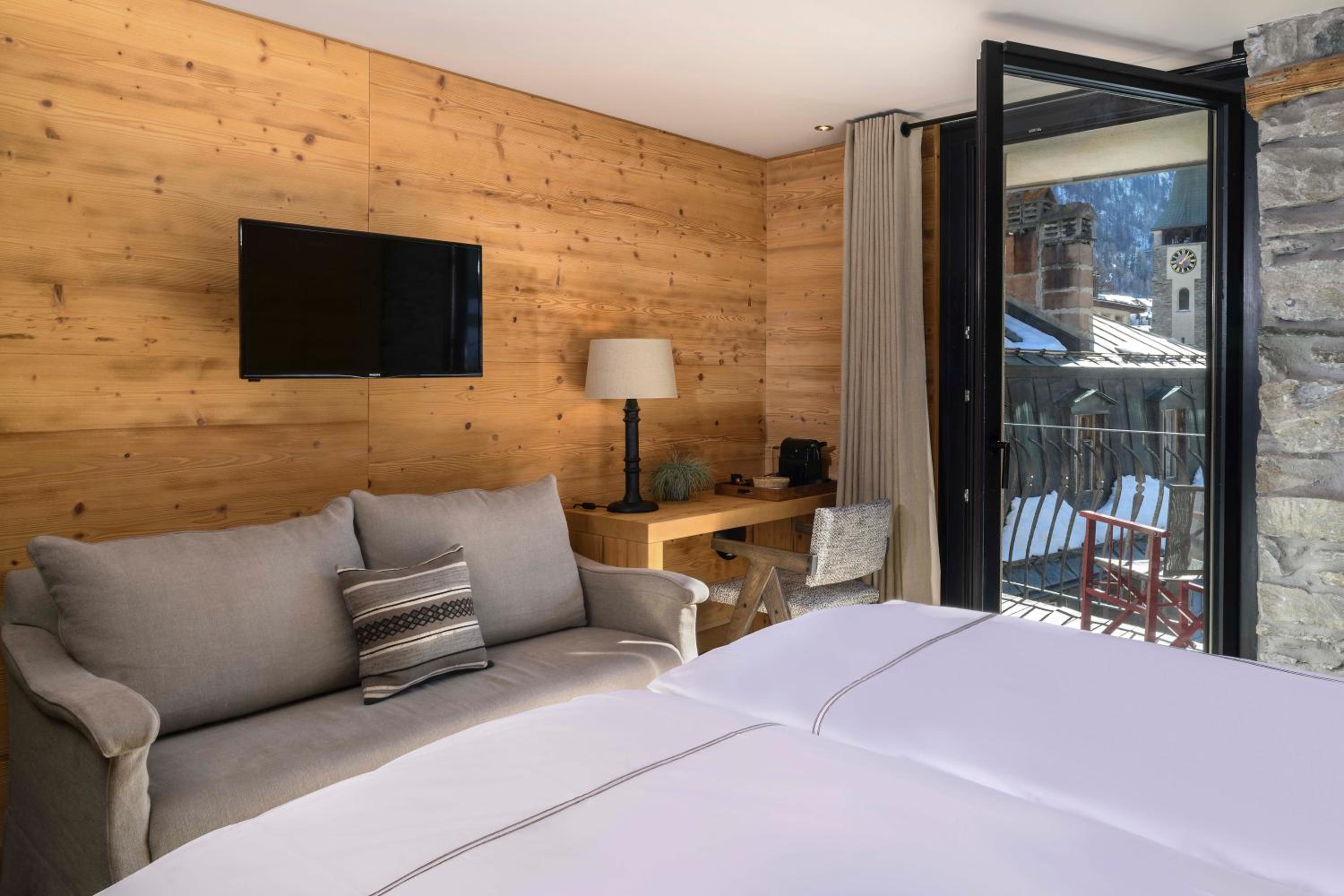Deluxe Double Room with Matterhorn View - Photo 2