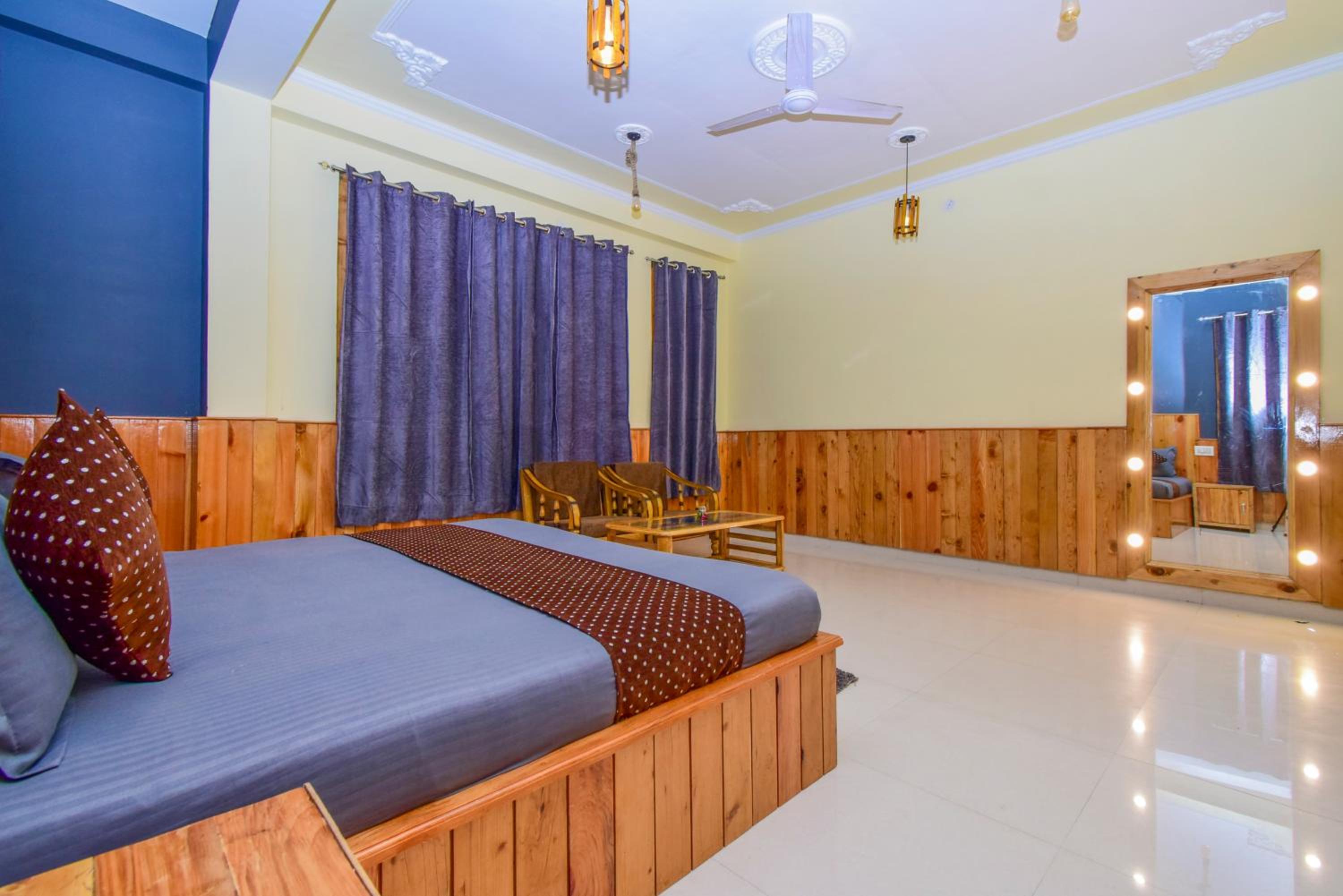 Deluxe Double Room with Balcony - Photo 6