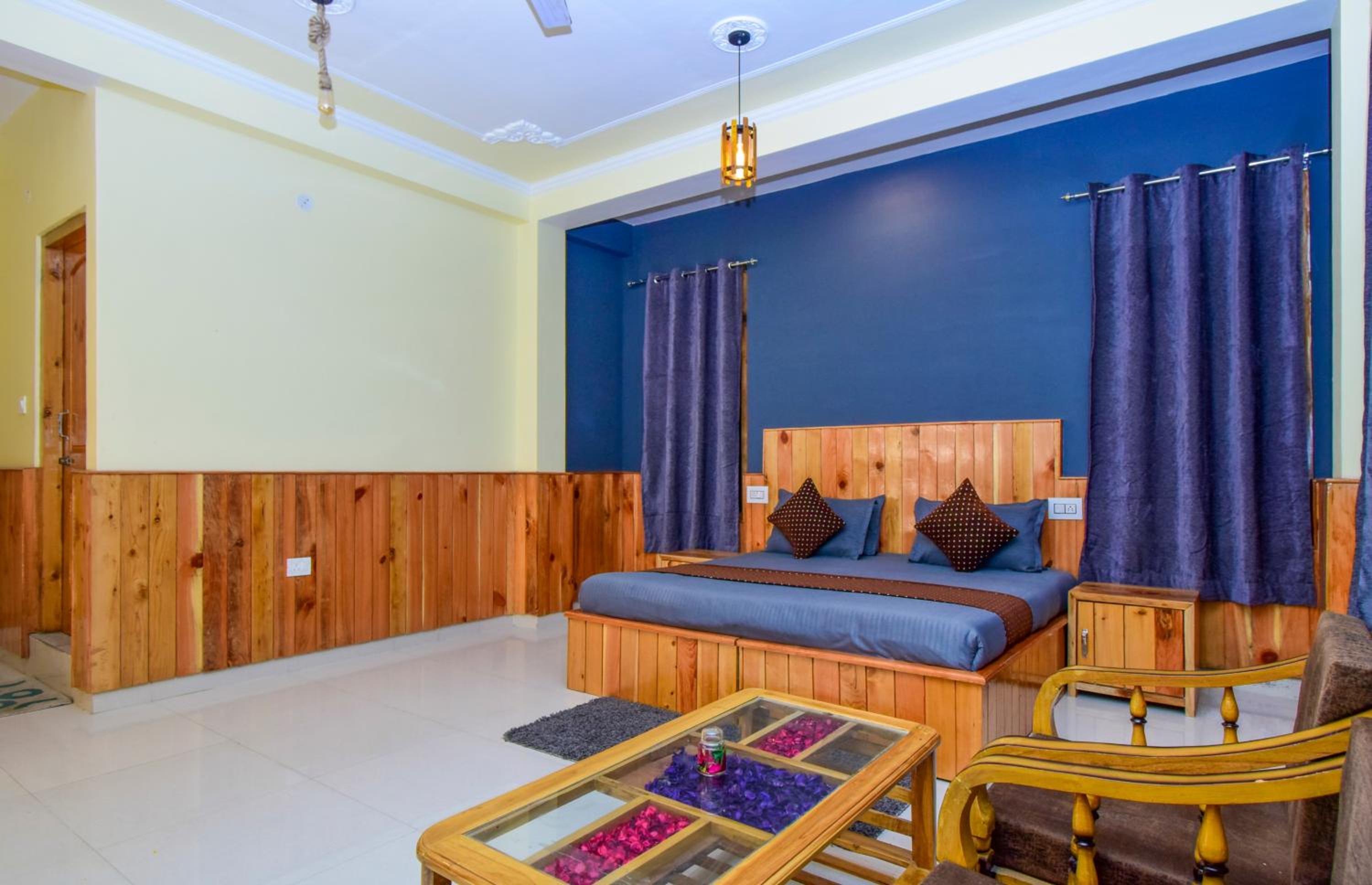 Deluxe Double Room with Balcony - Photo 5