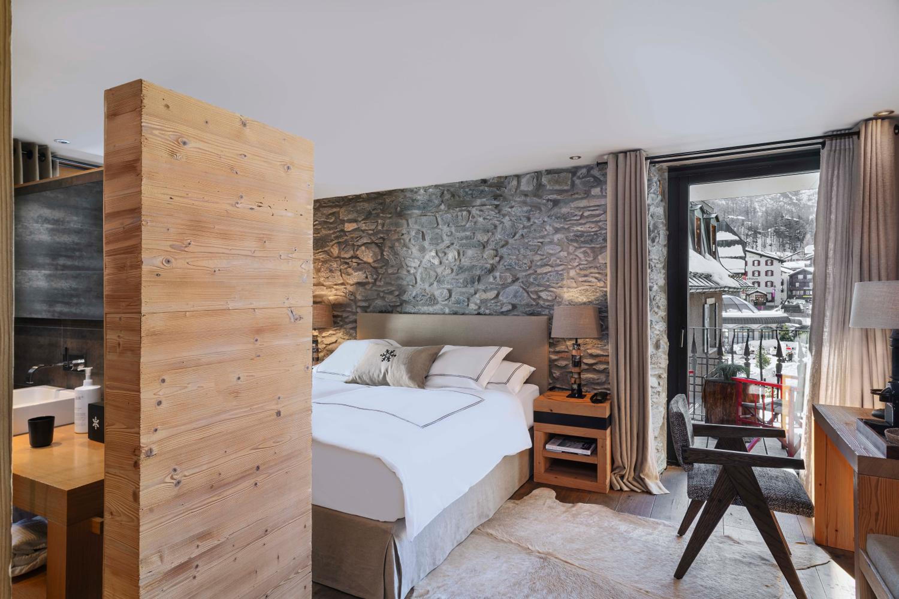 Deluxe Double Room with Matterhorn View - Photo 3