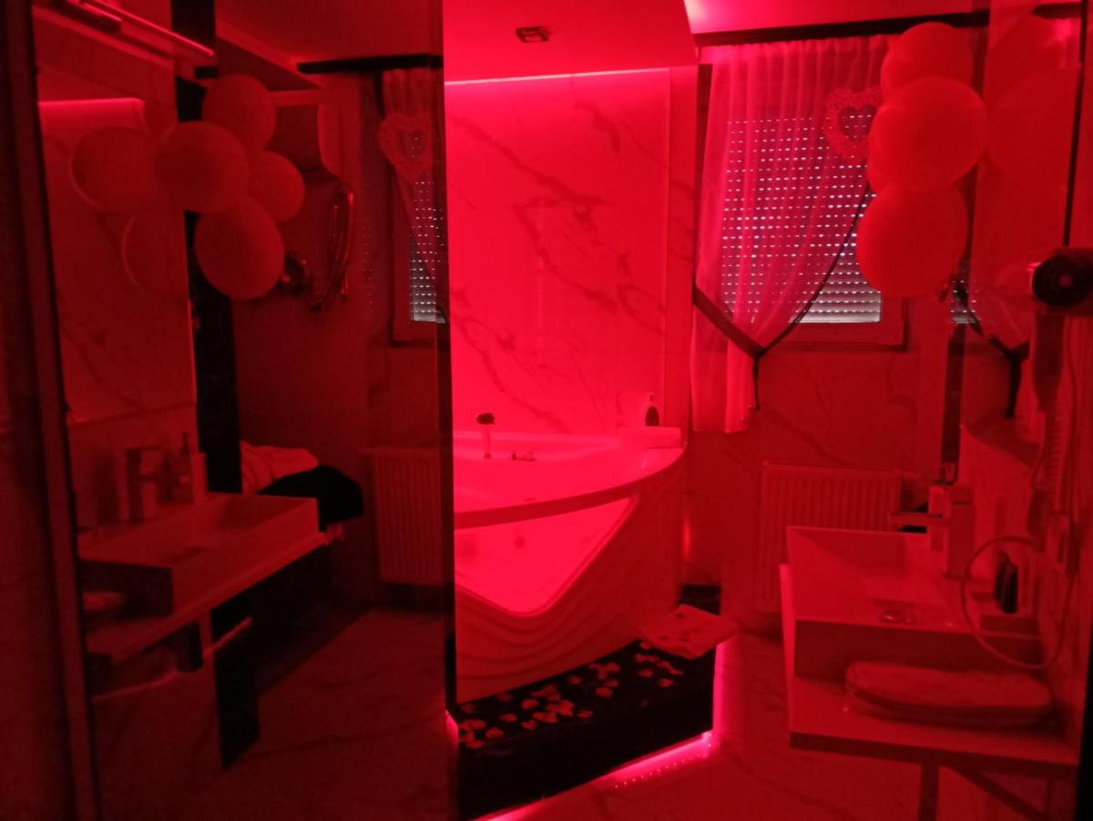 Queen Room with Spa Bath - Photo 39
