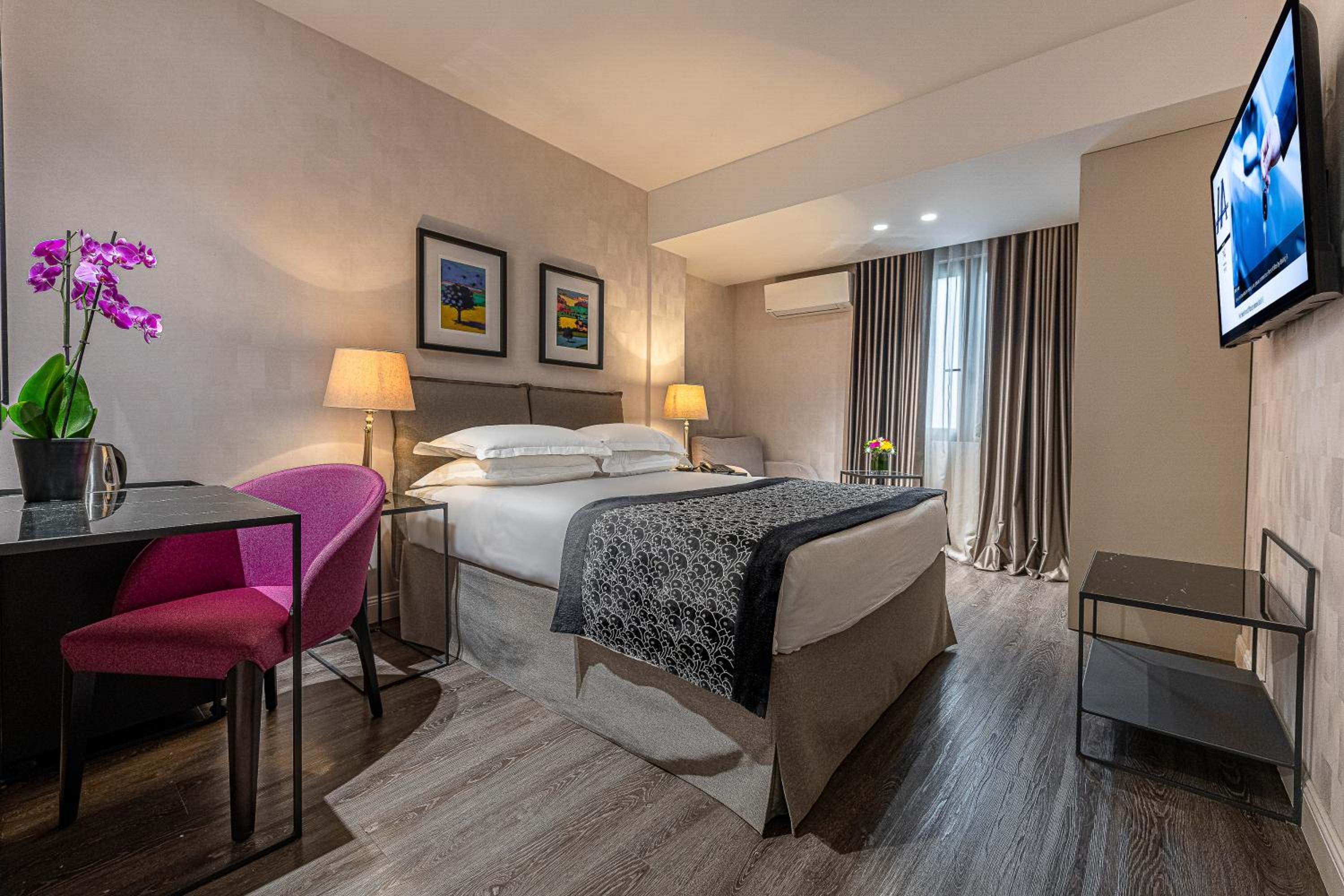 Comfort Room-Internal View photo 1