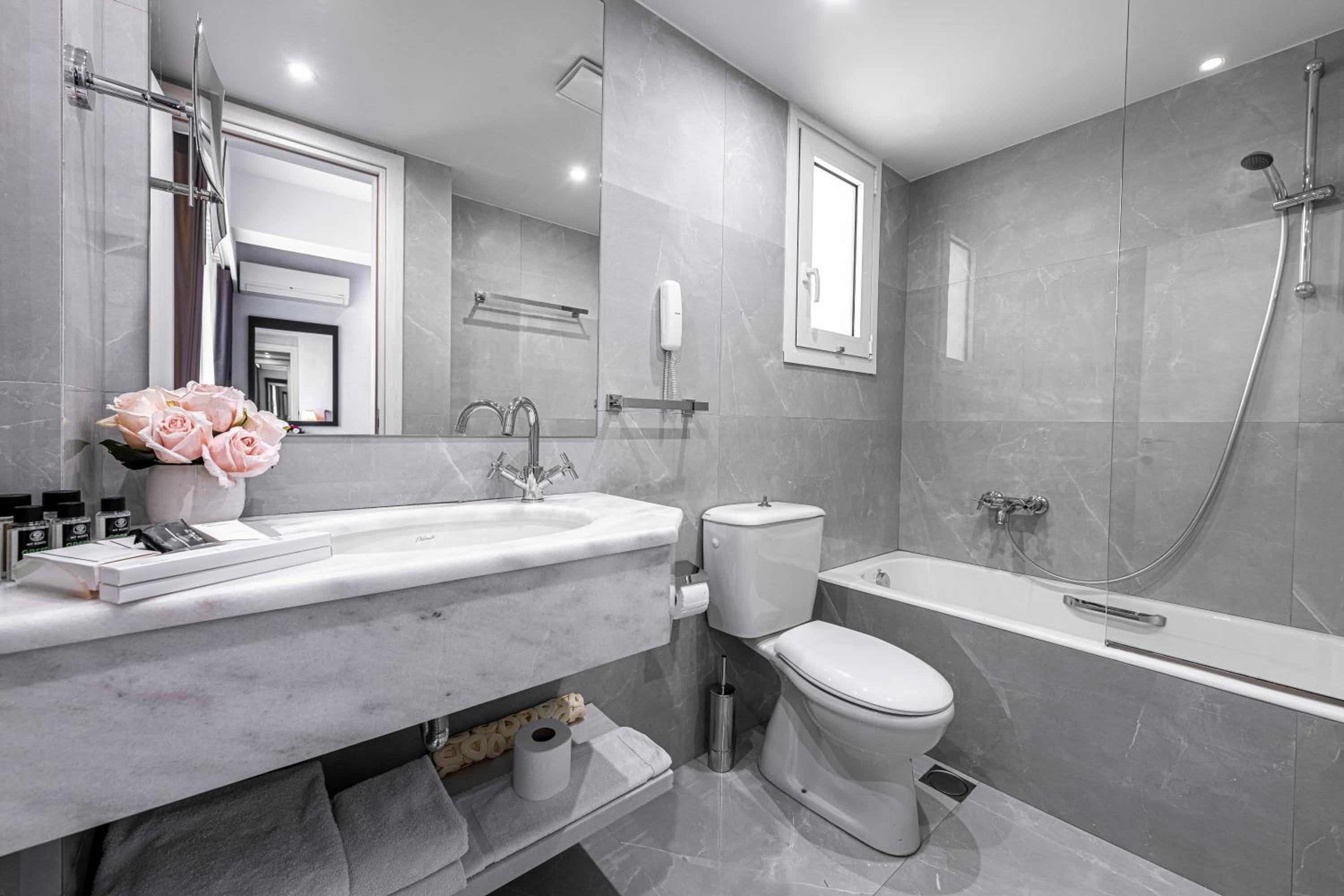 Superior Double or Twin Room with City View photo 2