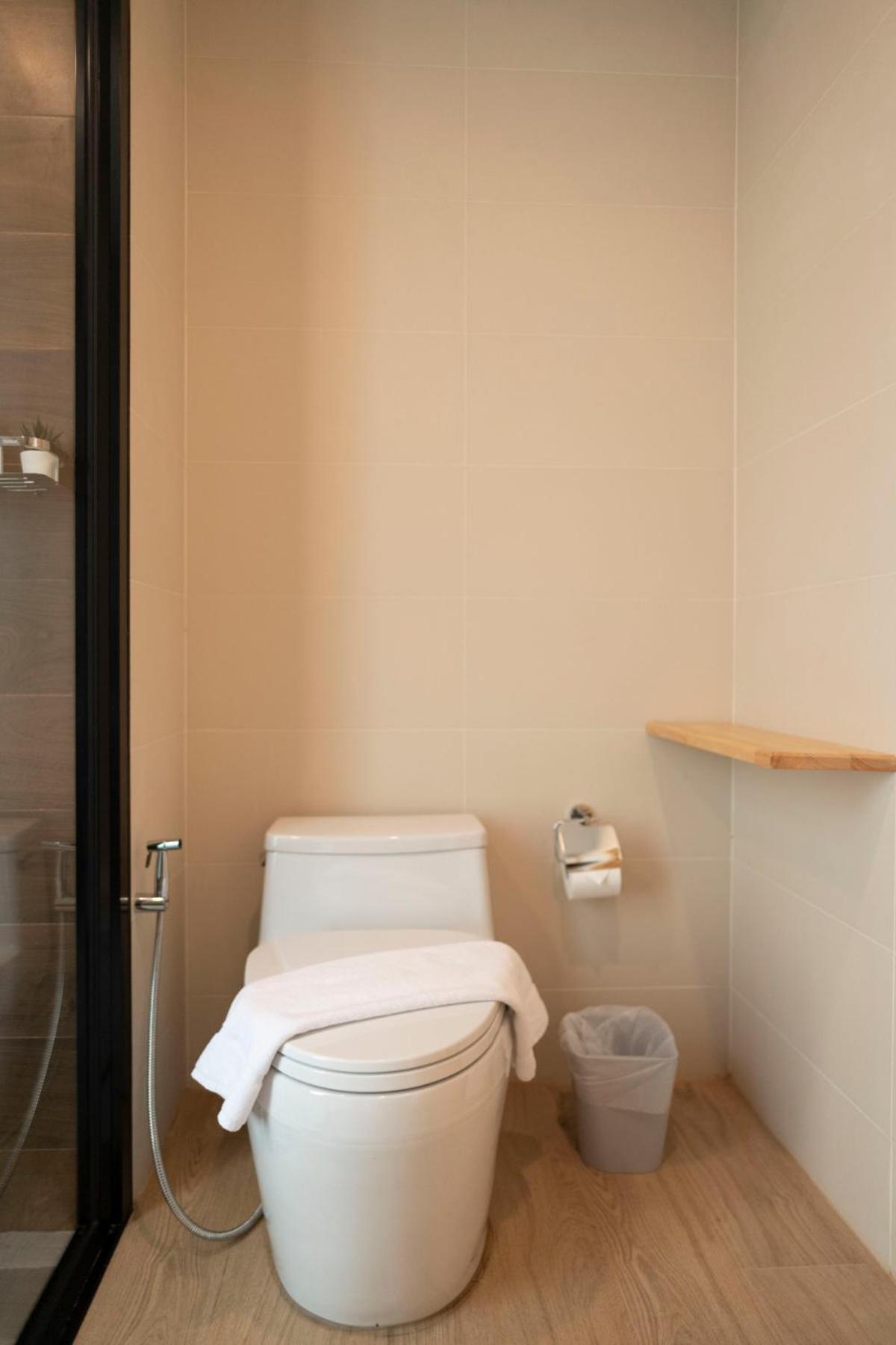 Double Room with Pool View - Photo 6