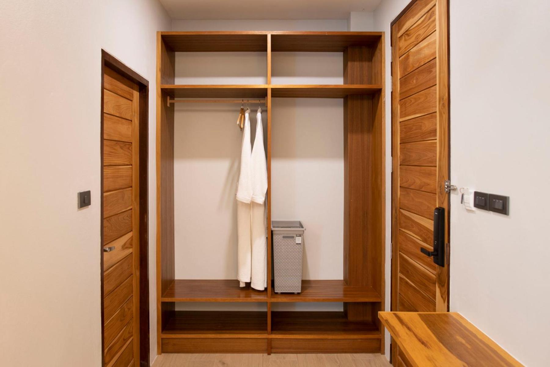 Double Room with Pool View - Photo 14