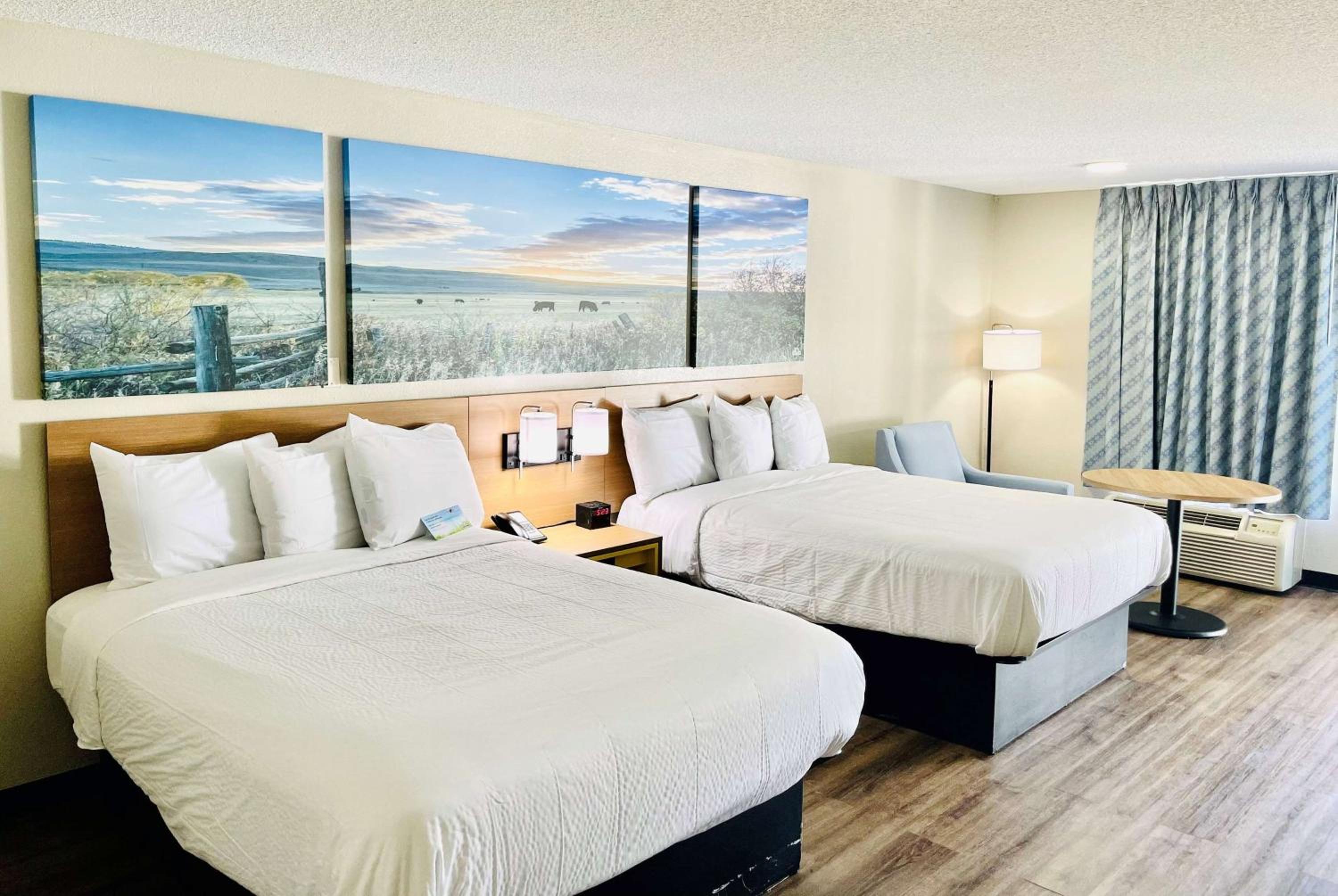 Queen Room with Two Queen Beds - Non-Smoking - Photo 3