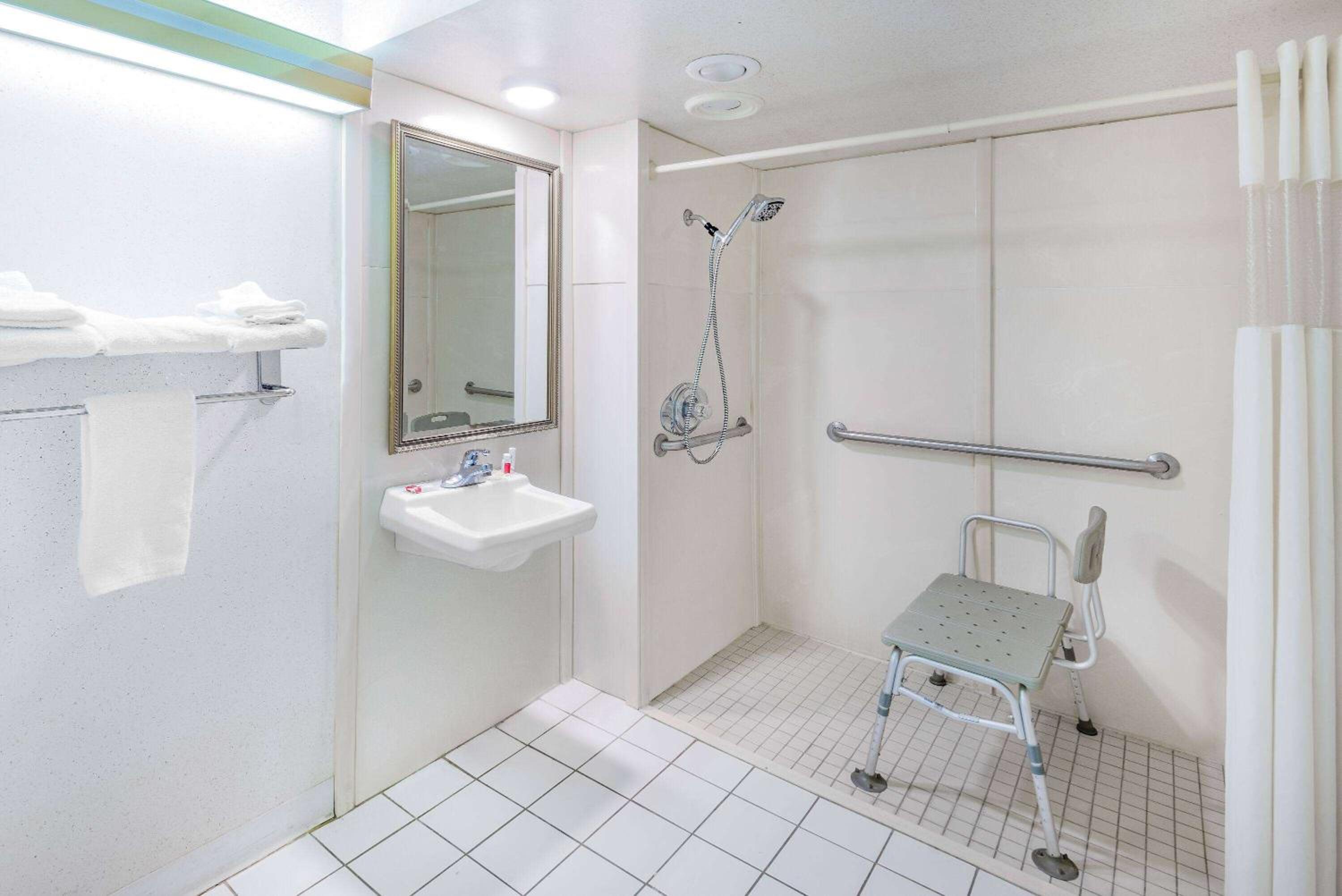 Queen Room - Disability Access/Smoking photo 3