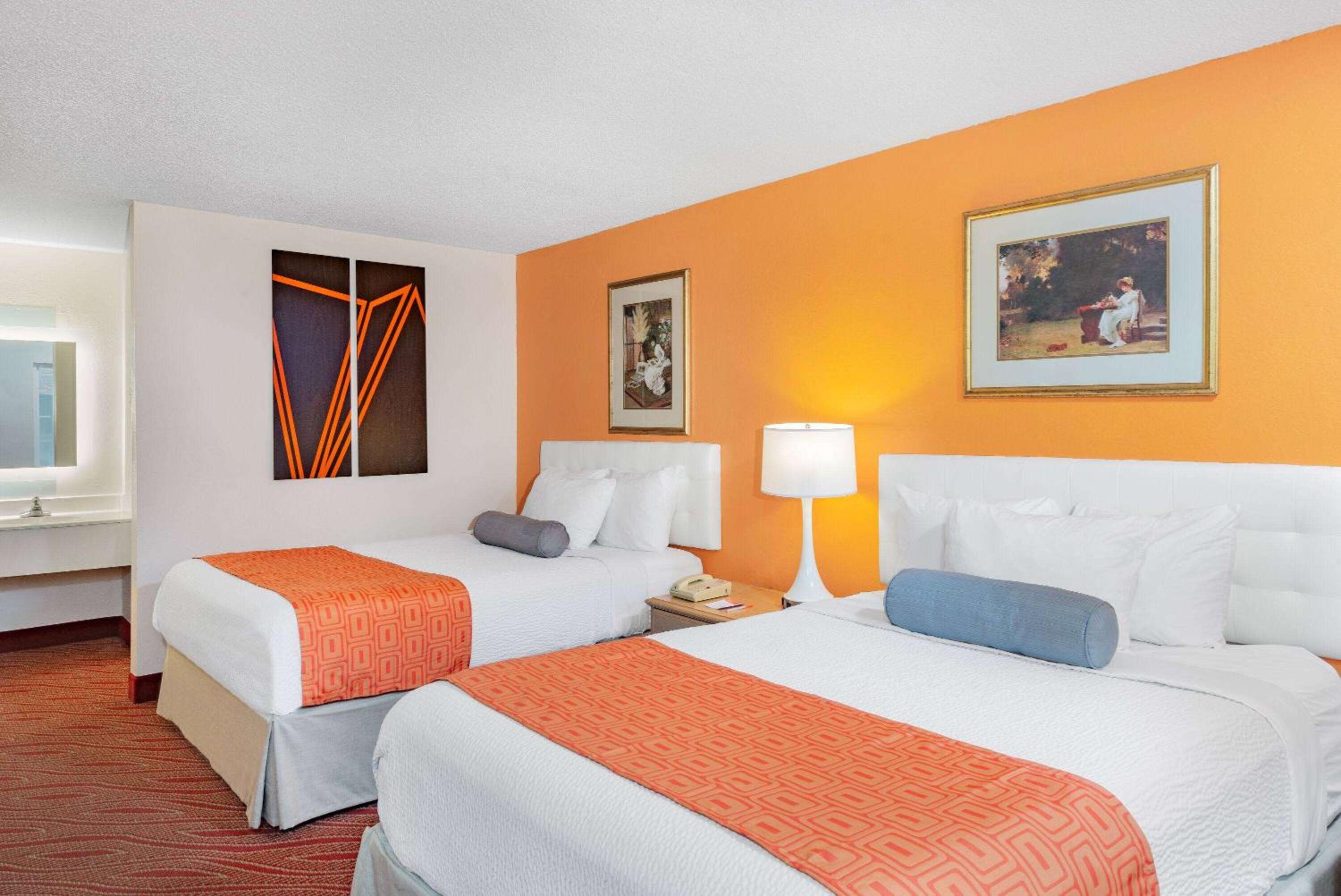 Queen Room with Two Queen Beds - Non-Smoking - Photo 1