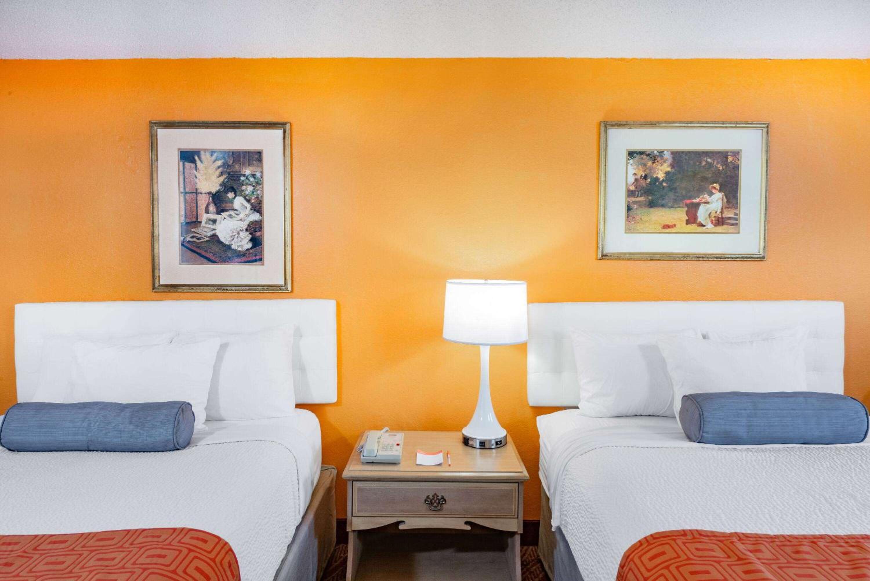 Queen Room with Two Queen Beds - Non-Smoking - Photo 6