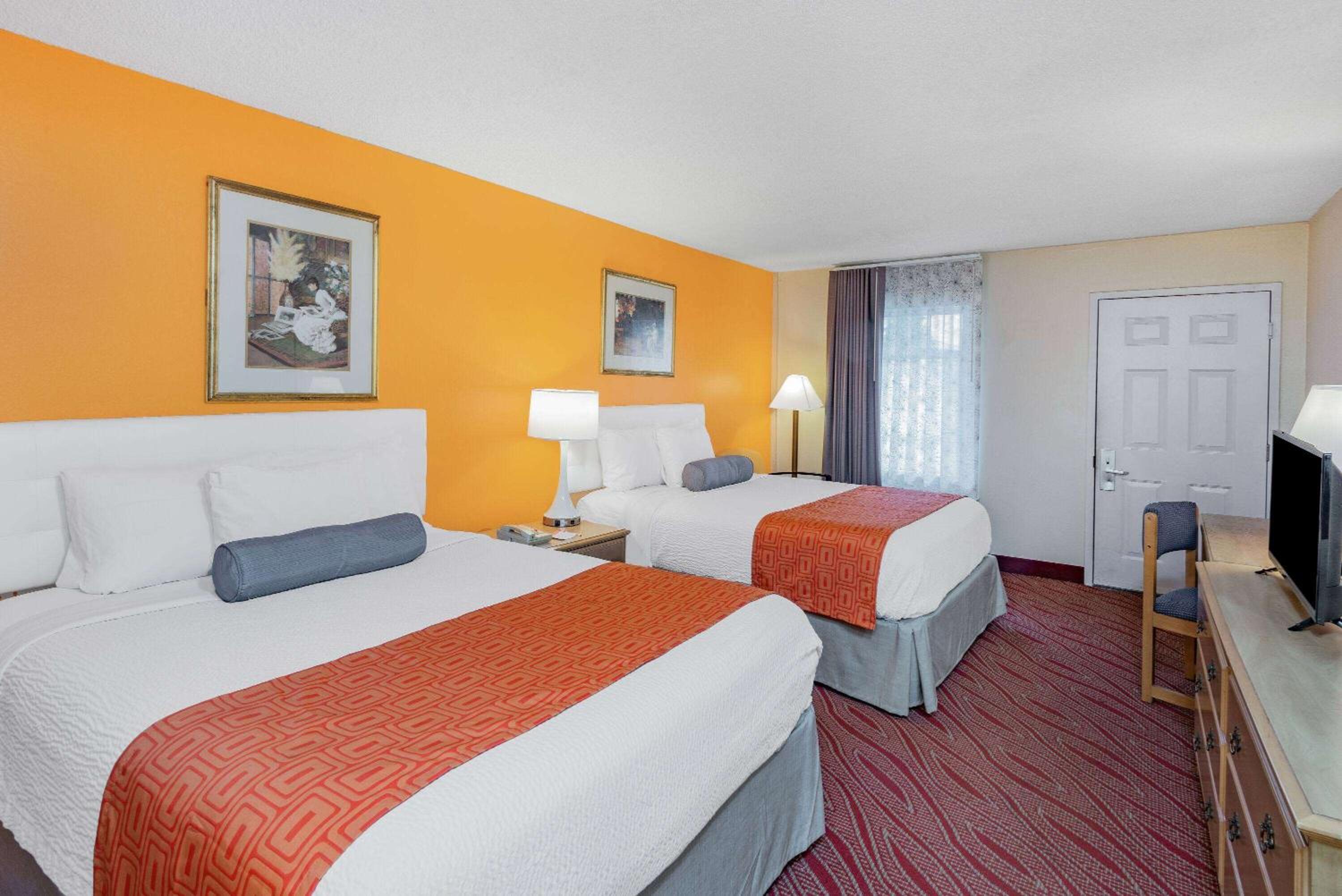 Queen Room with Two Queen Beds - Non-Smoking - Photo 2
