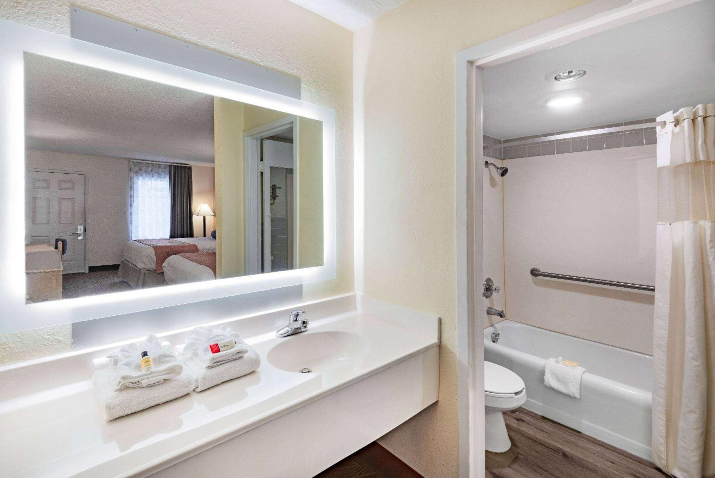 Queen Room with Two Queen Beds - Smoking - Photo 2