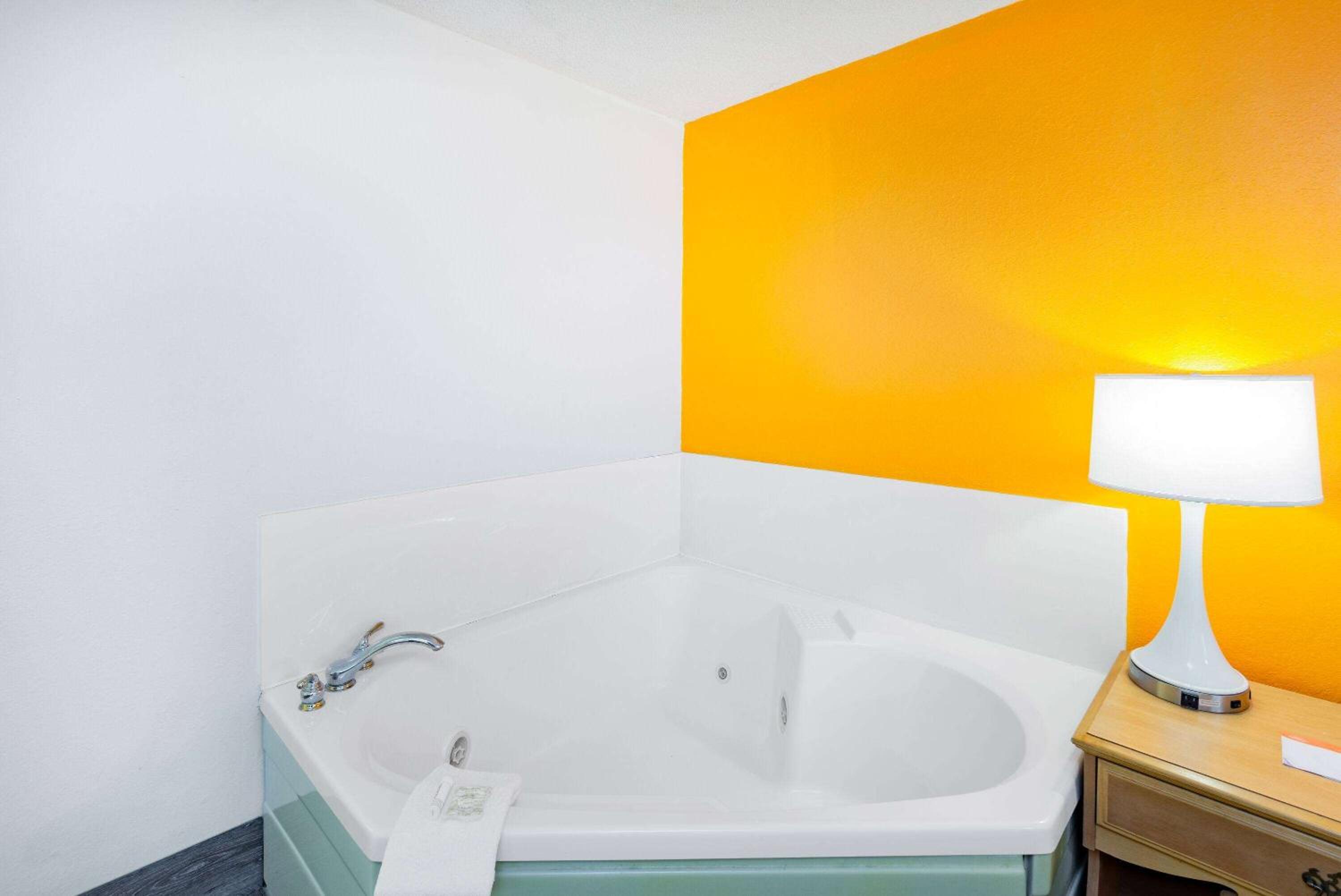 King Suite -  Non-Smoking photo 3