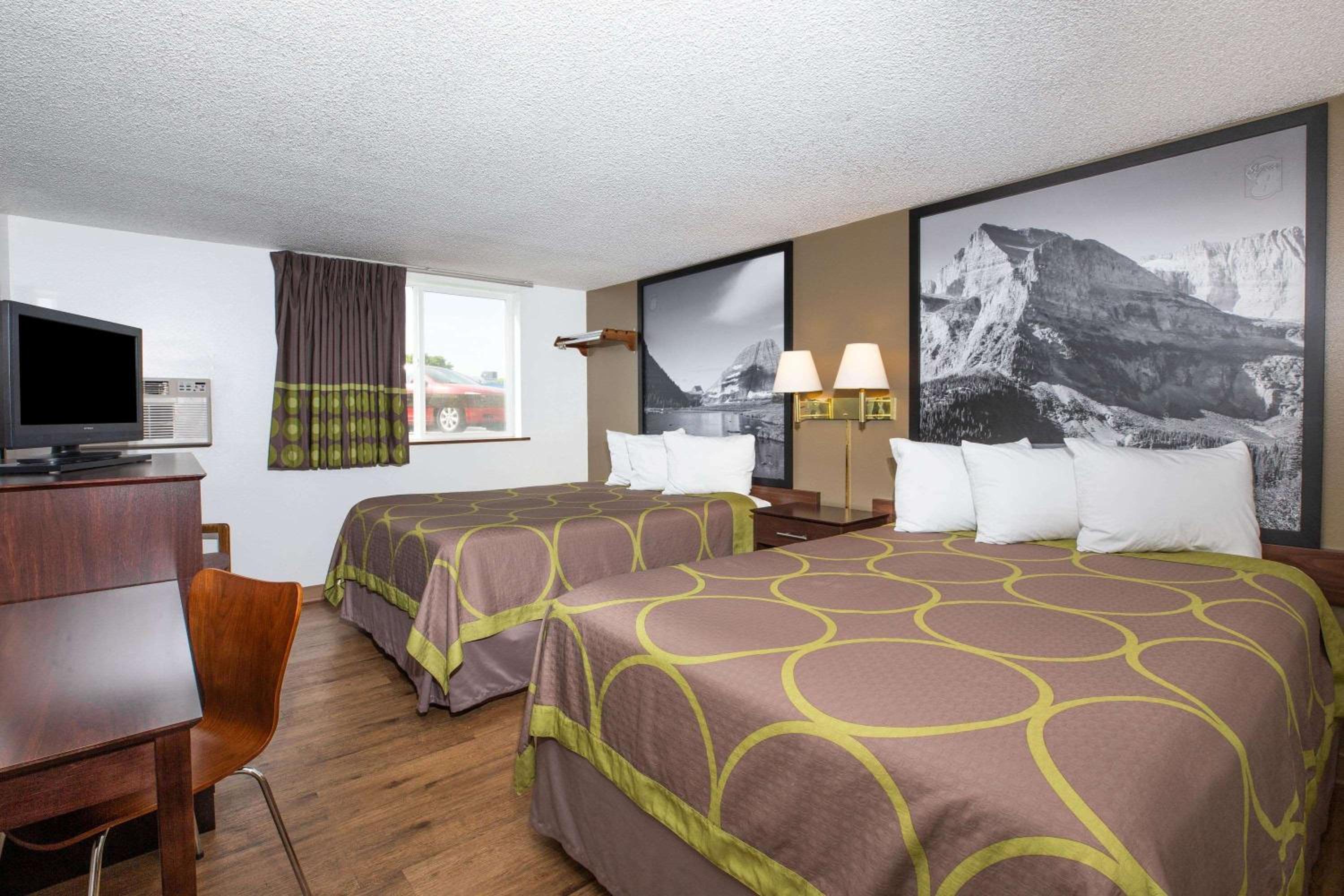 Queen Room with Two Queen Beds - Non-Smoking - Photo 1