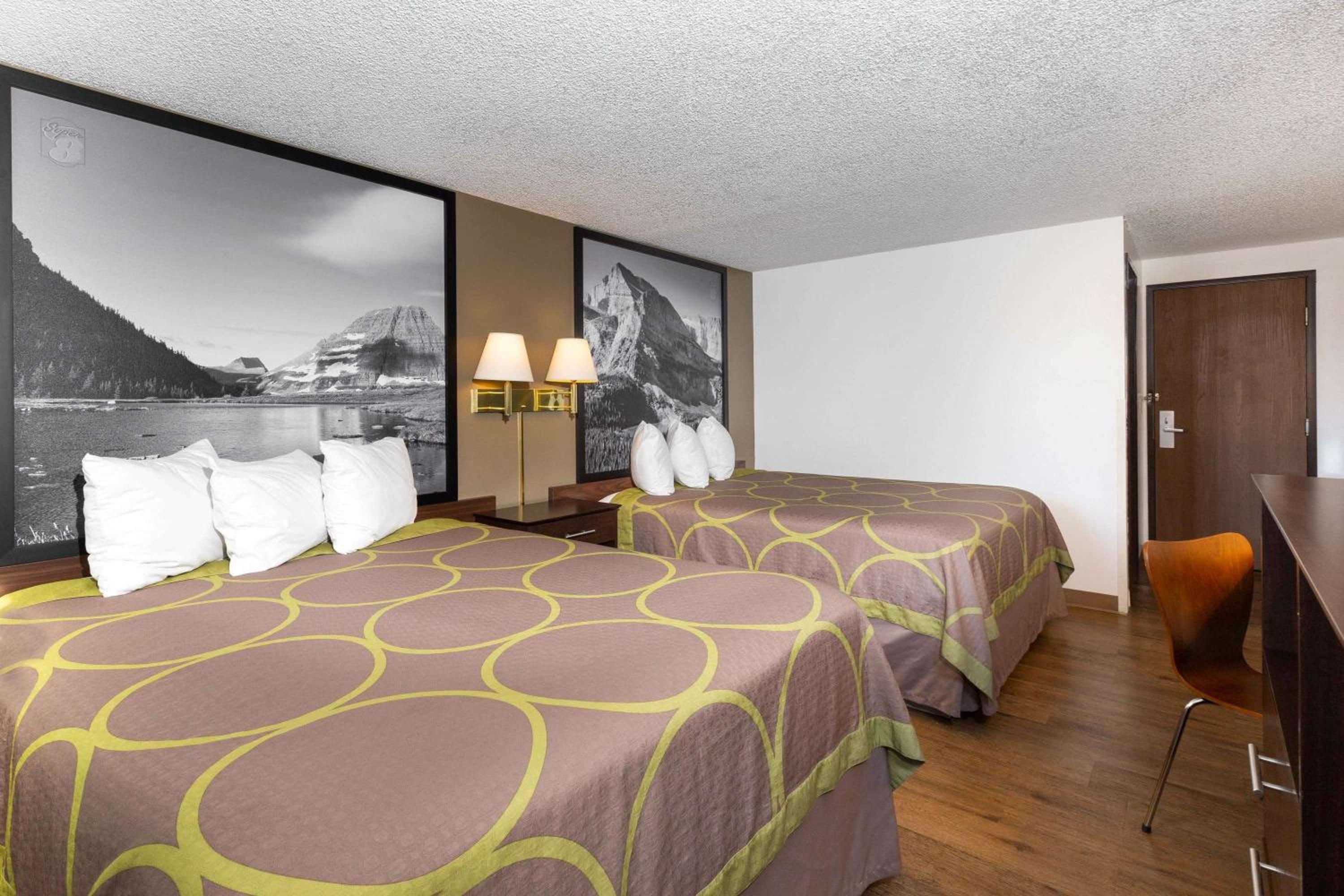 Queen Room with Two Queen Beds - Non-Smoking - Photo 2