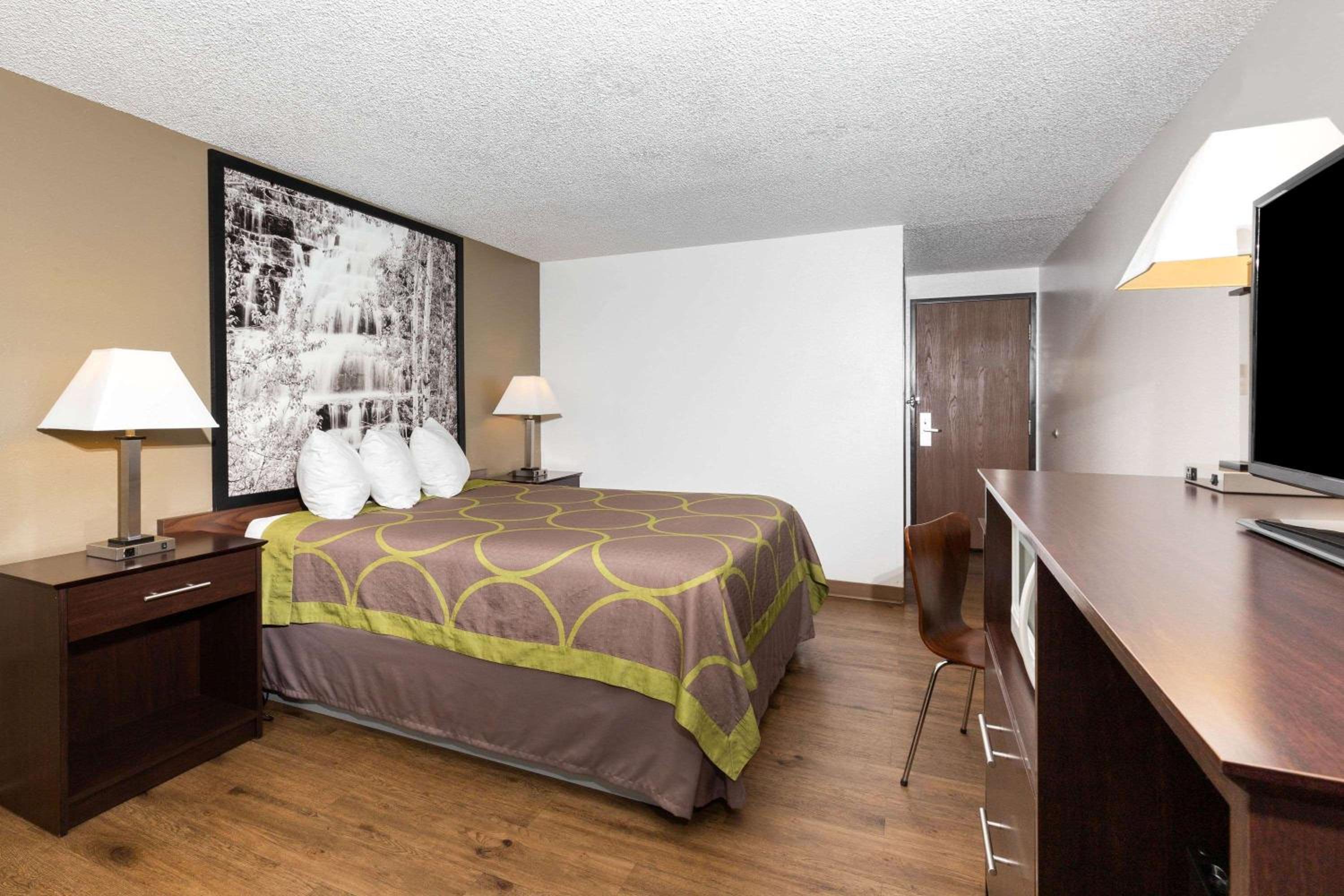 Queen Room - Non-Smoking - Photo 2