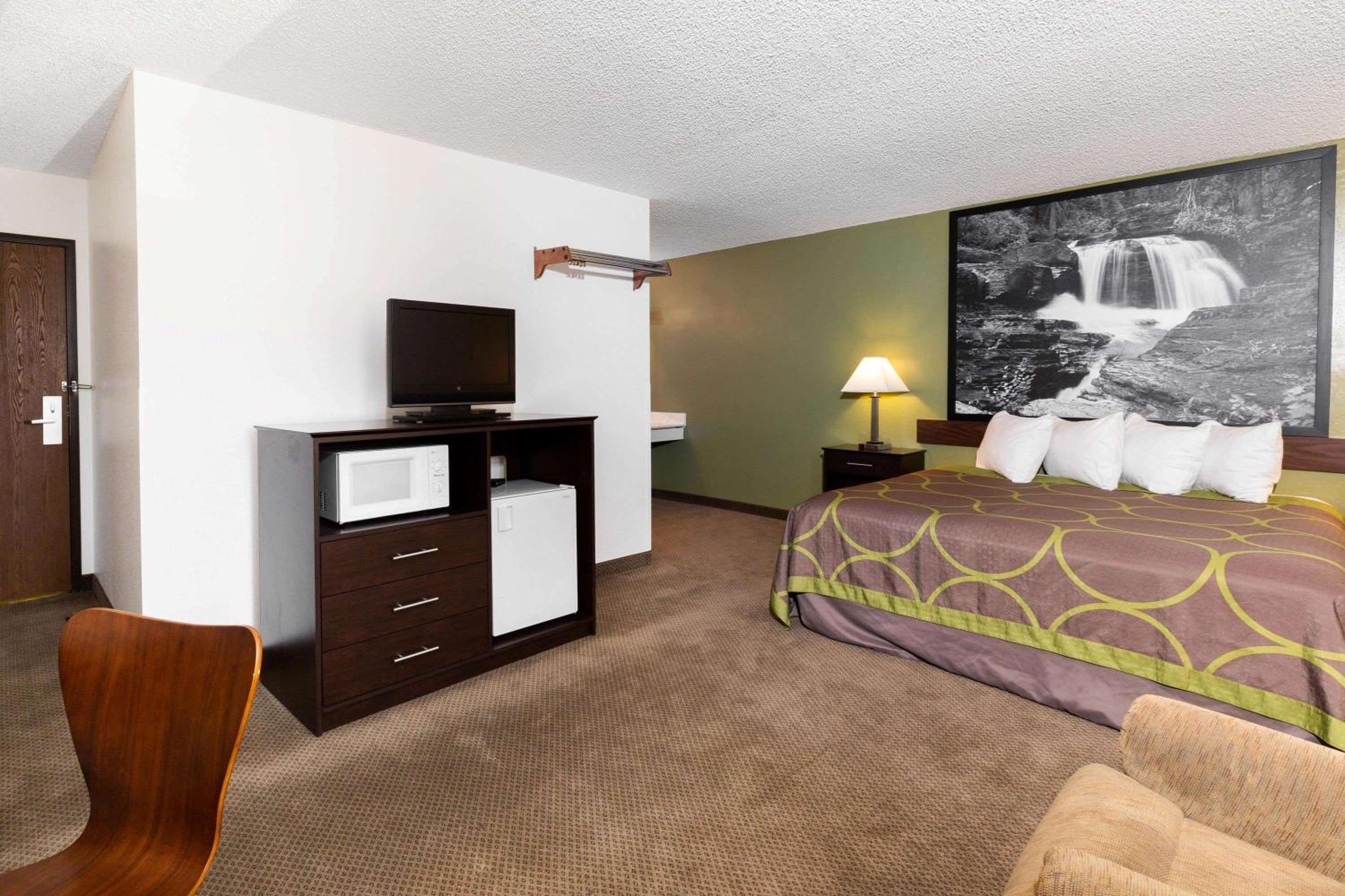 King Room - Non-Smoking - Photo 3