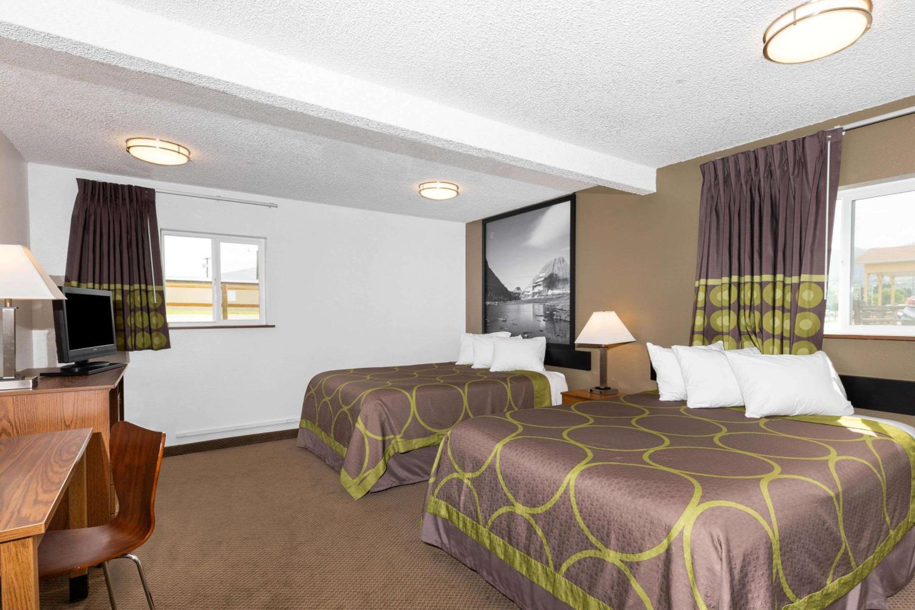 Queen Room with Two Queen Beds - Non-Smoking - Photo 3