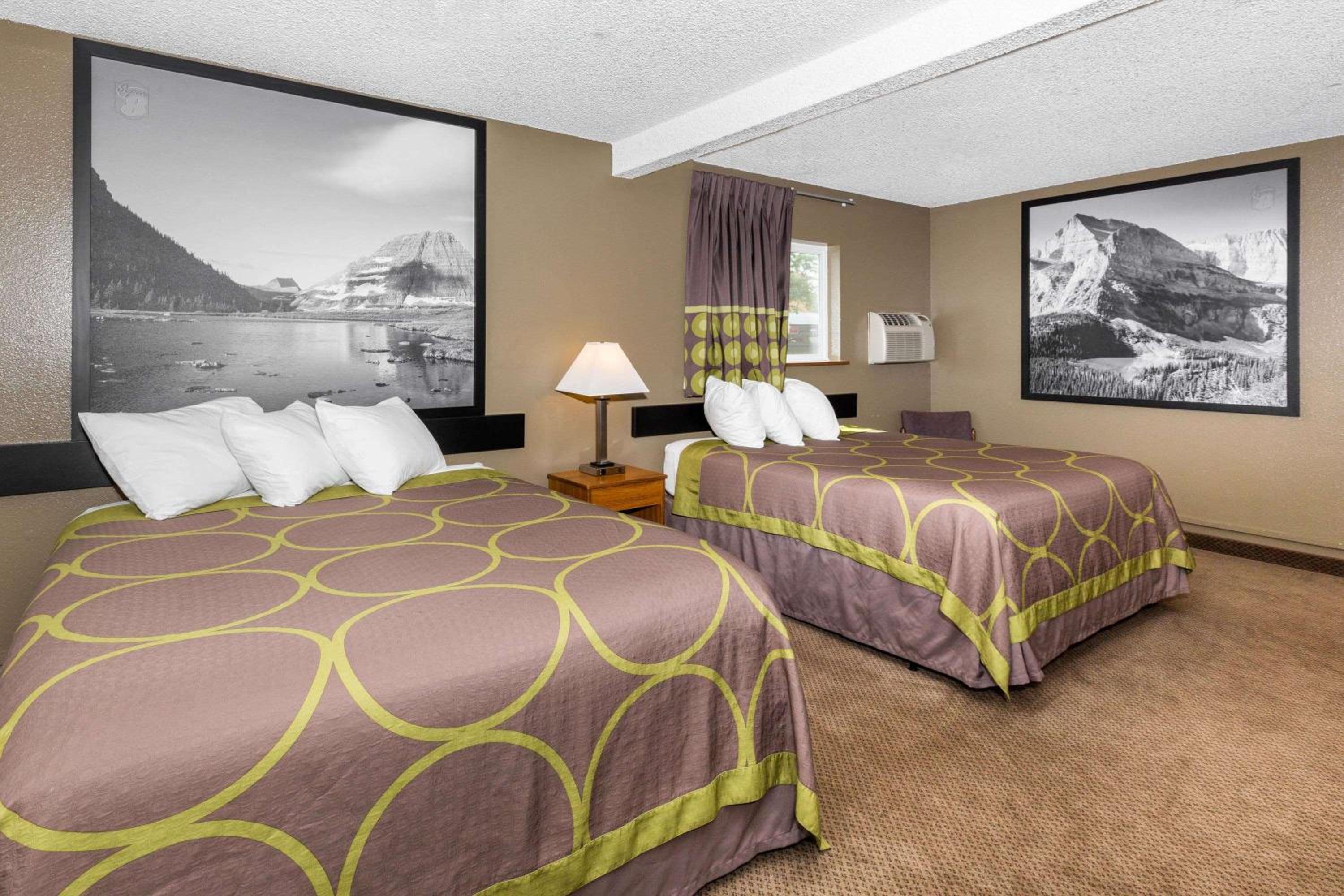 Queen Room with Two Queen Beds - Non-Smoking - Photo 4