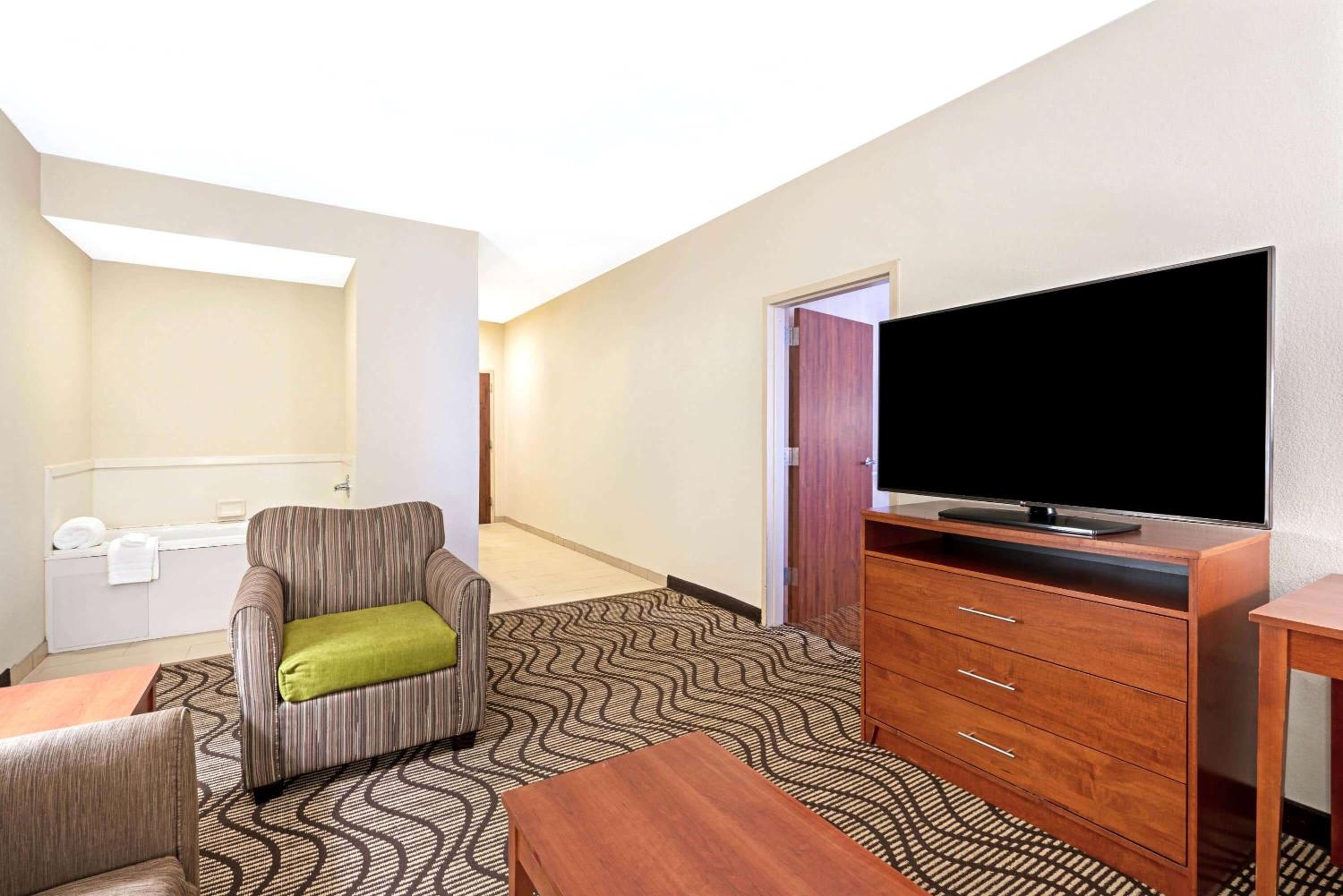 Deluxe Family Suite - Photo 4