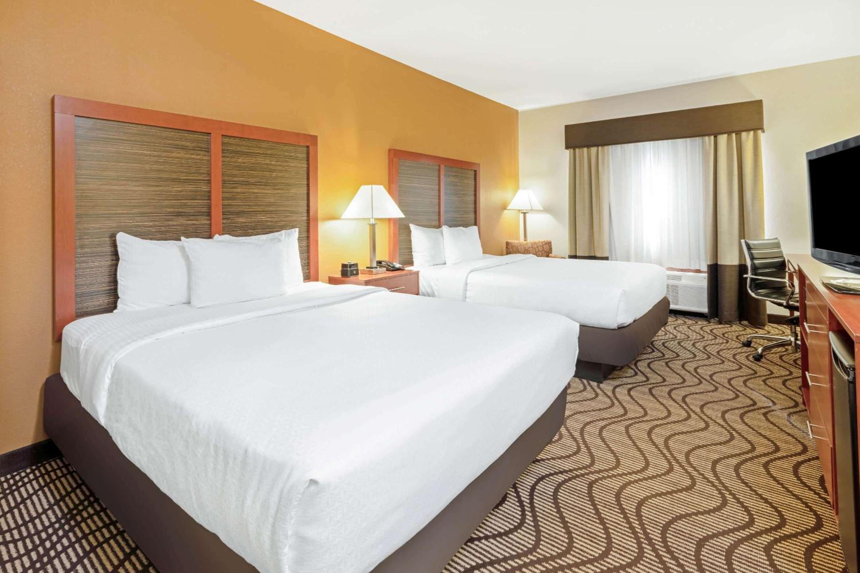 Queen Room with Two Queen Beds - Photo 2