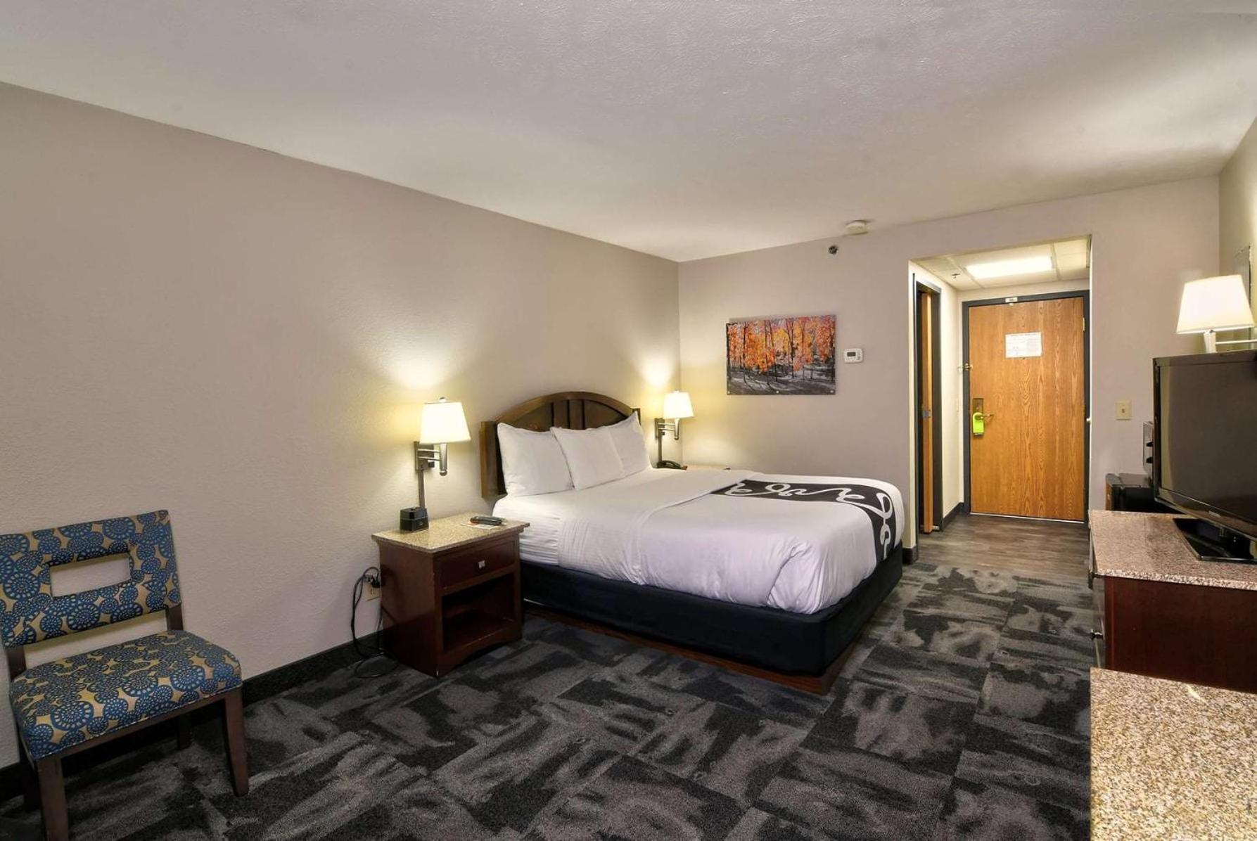 Queen Room - Disability Access - Photo 5