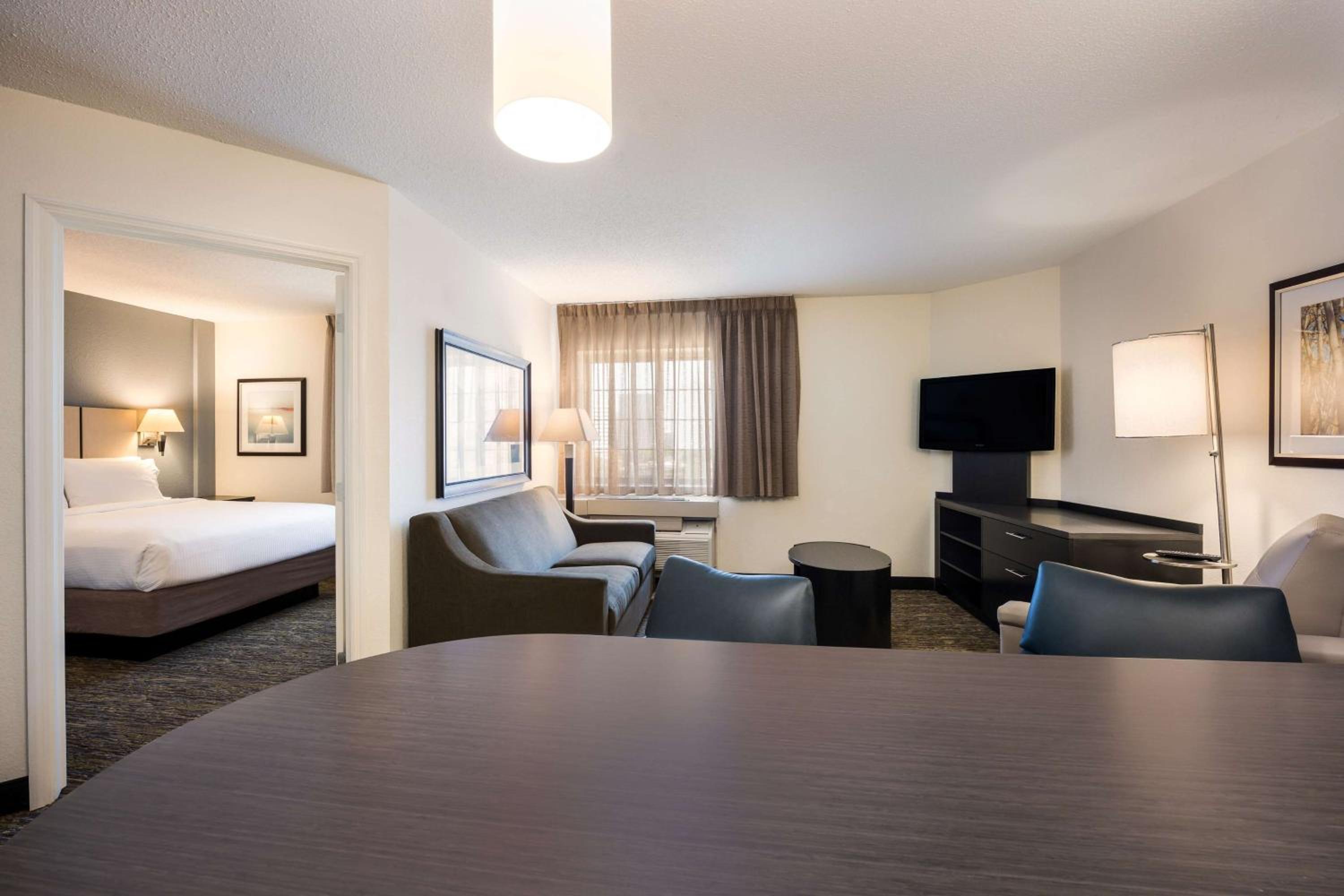 One-Bedroom Queen Suite with Roll-In Shower - Mobility Accessible - Photo 3