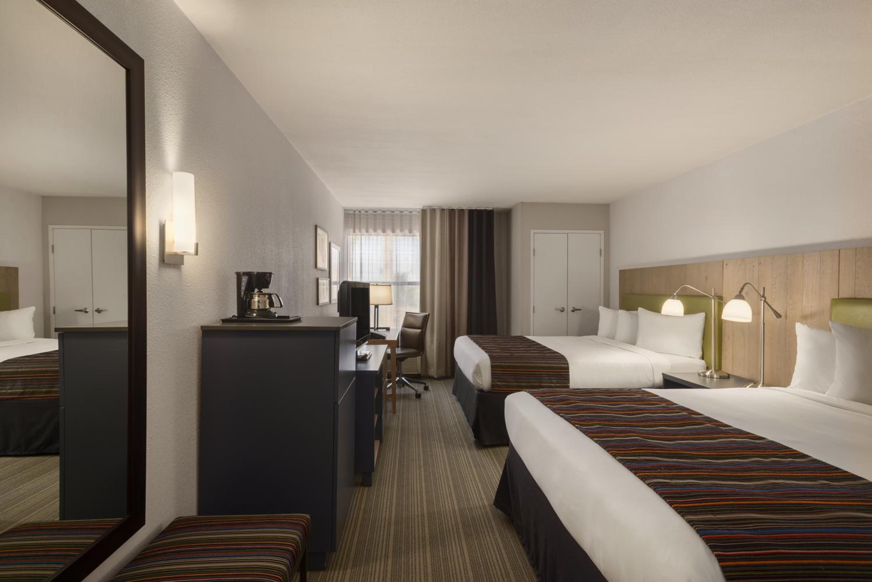 Queen Room with Two Queen Beds - Photo 2