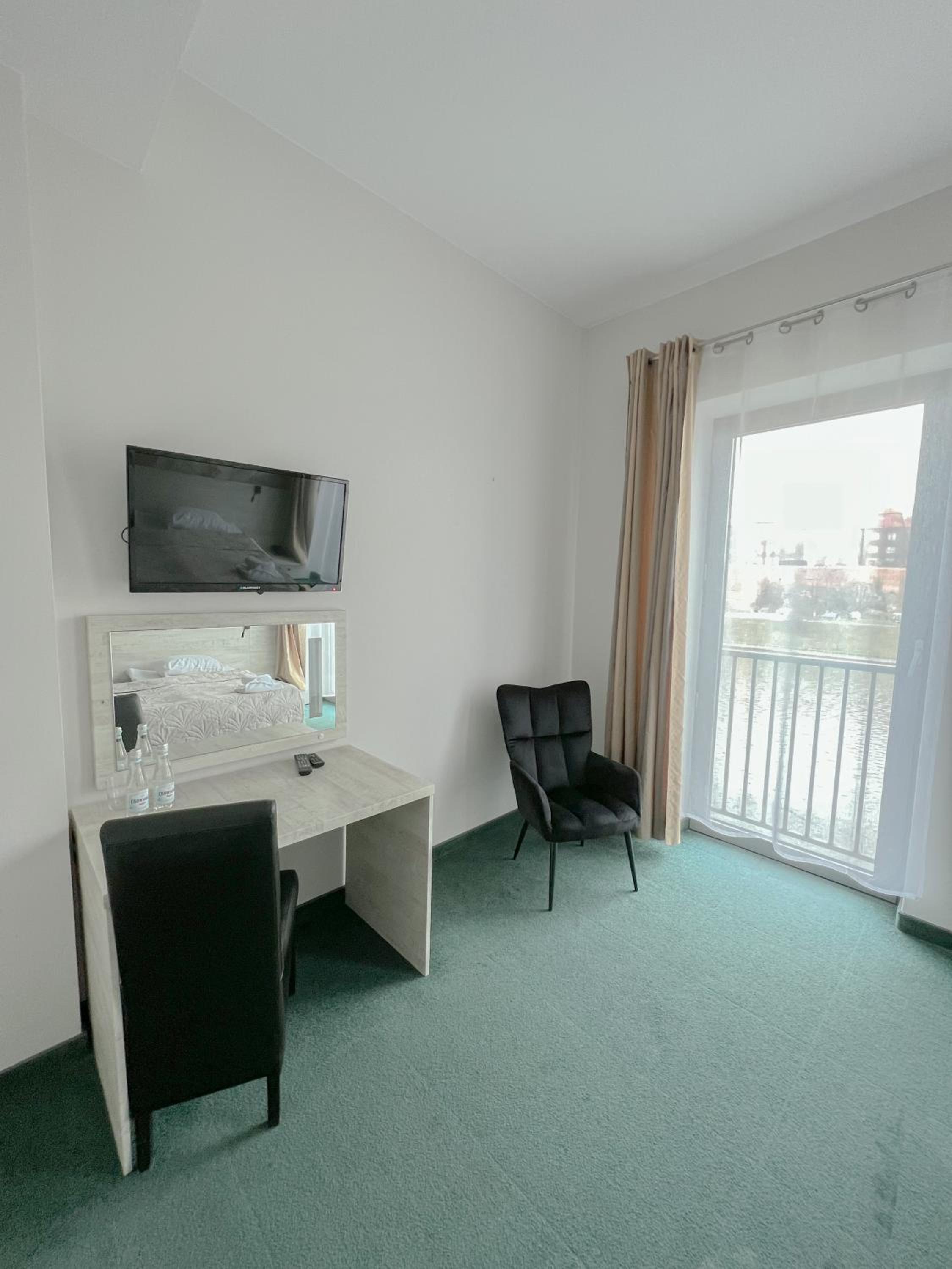 Double or Twin  Room with Wawel Castle View - Photo 19