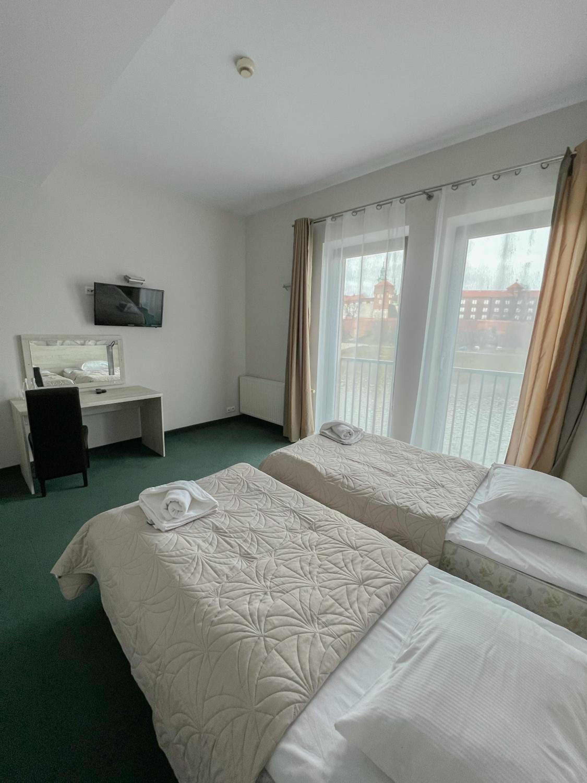 Double or Twin  Room with Wawel Castle View - Photo 21