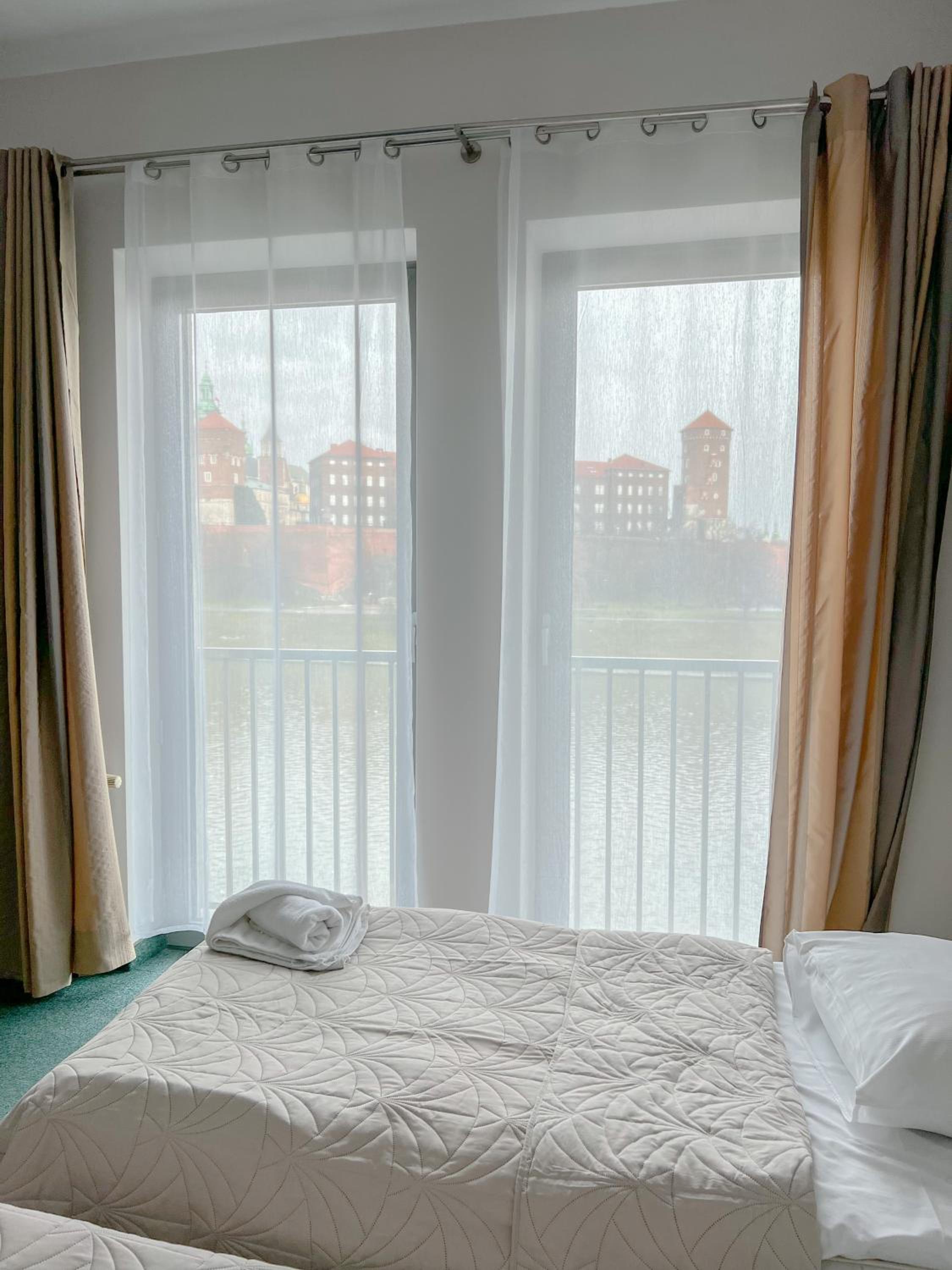Double or Twin  Room with Wawel Castle View - Photo 22
